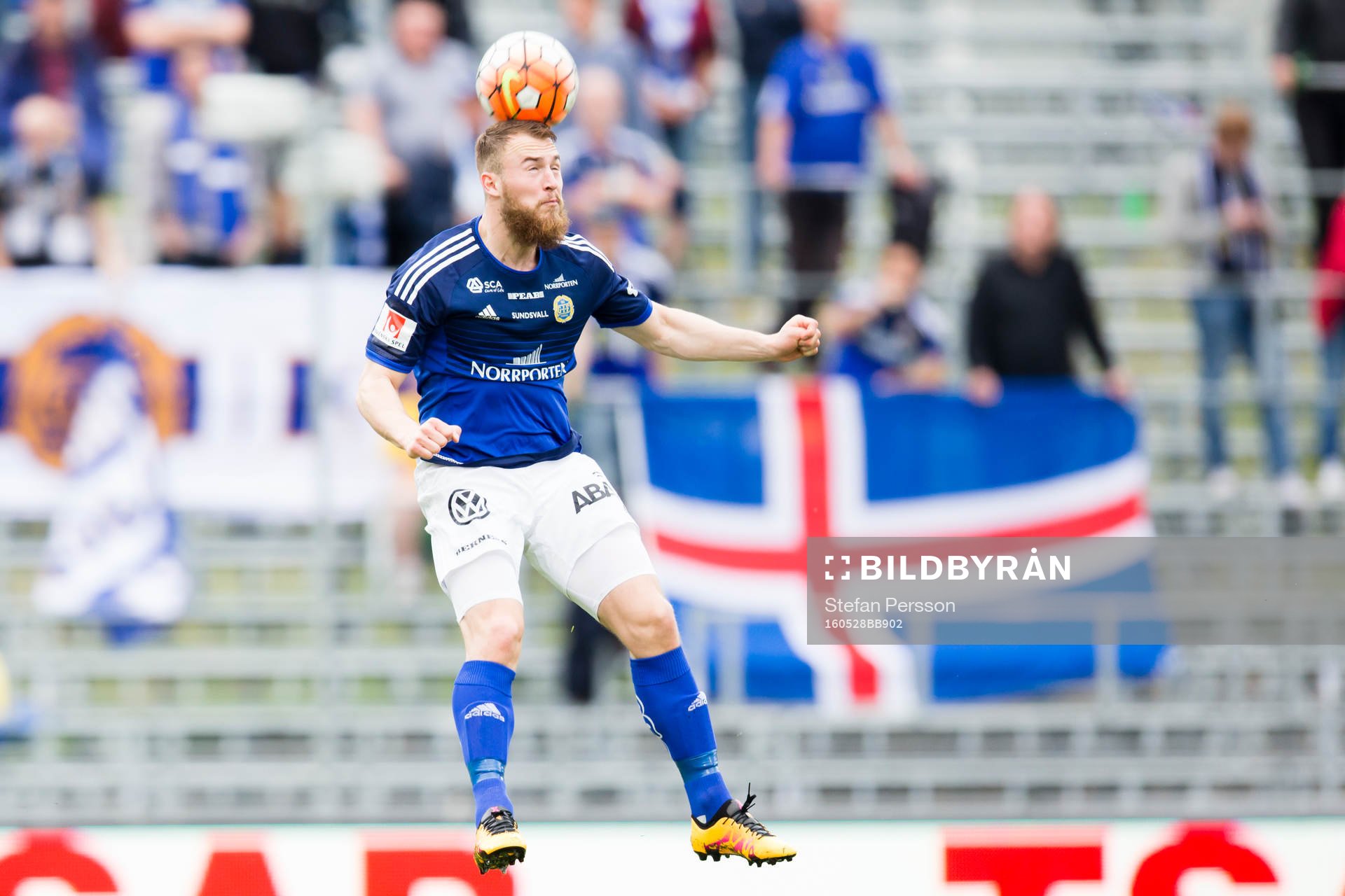 Sundsvalls Runar Sigurjonsson nickar bollen