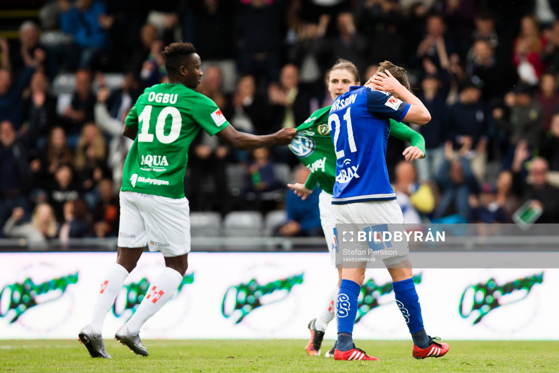 Jönköpings Moses Ogbu och Pawel Cibicki jublar och
