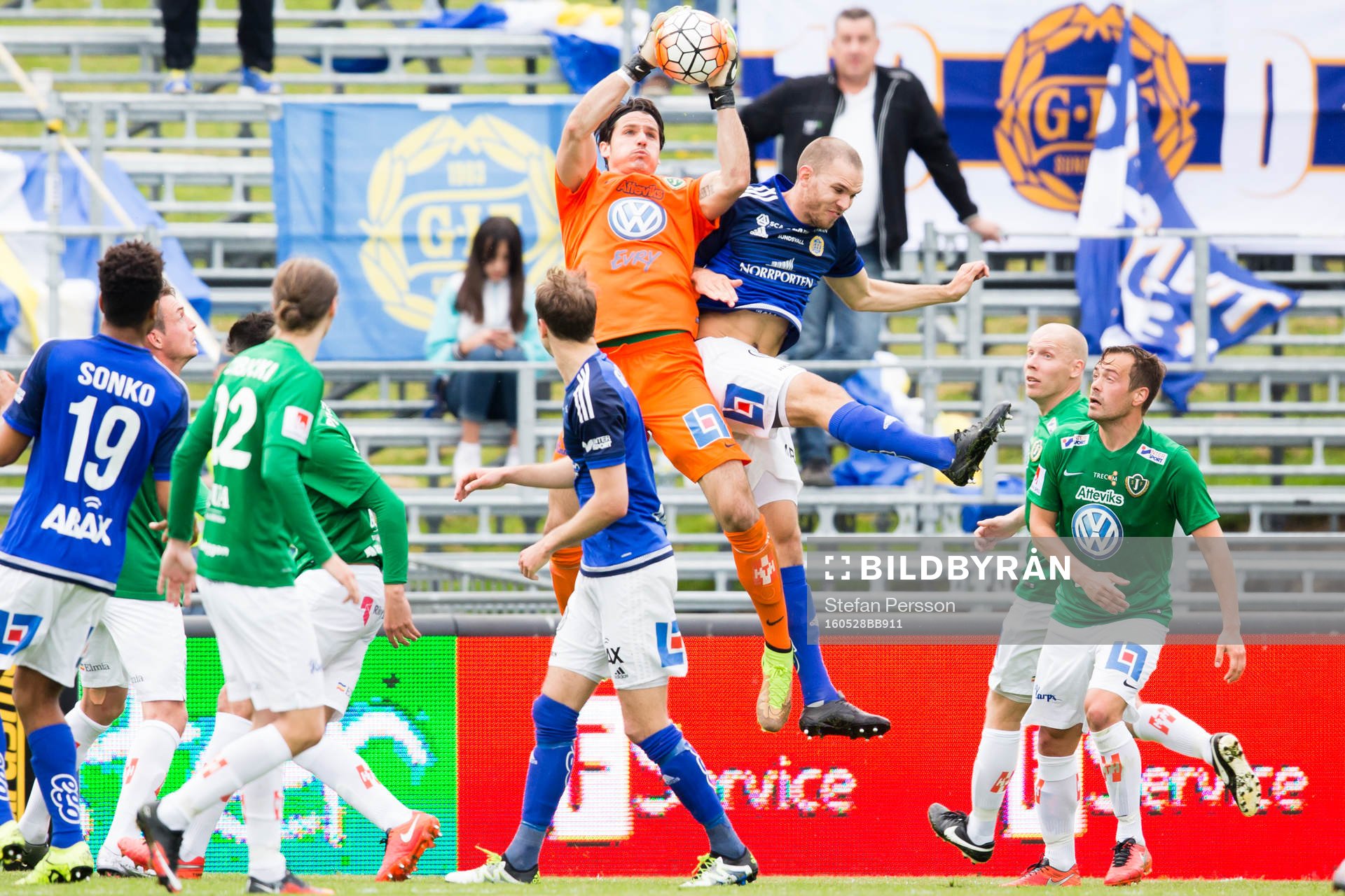 Jönköpings målvakt Damir Mehic tar ner bollen i kamp med Sundsvalls Marcus Danielson under fotbollsmatchen i Allsvenskan mellan Jönköping och GIF Sundsvall den 28 maj 2016 i Jönköping.