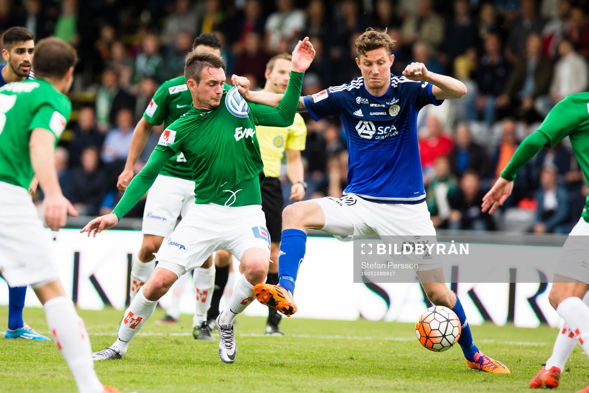Jönköpings Daryl Smylie i kamp med Sundsvalls Johan Eklund i straffområdet under fotbollsmatchen i Allsvenskan mellan Jönköping och GIF Sundsvall den 28 maj 2016 i Jönköping.