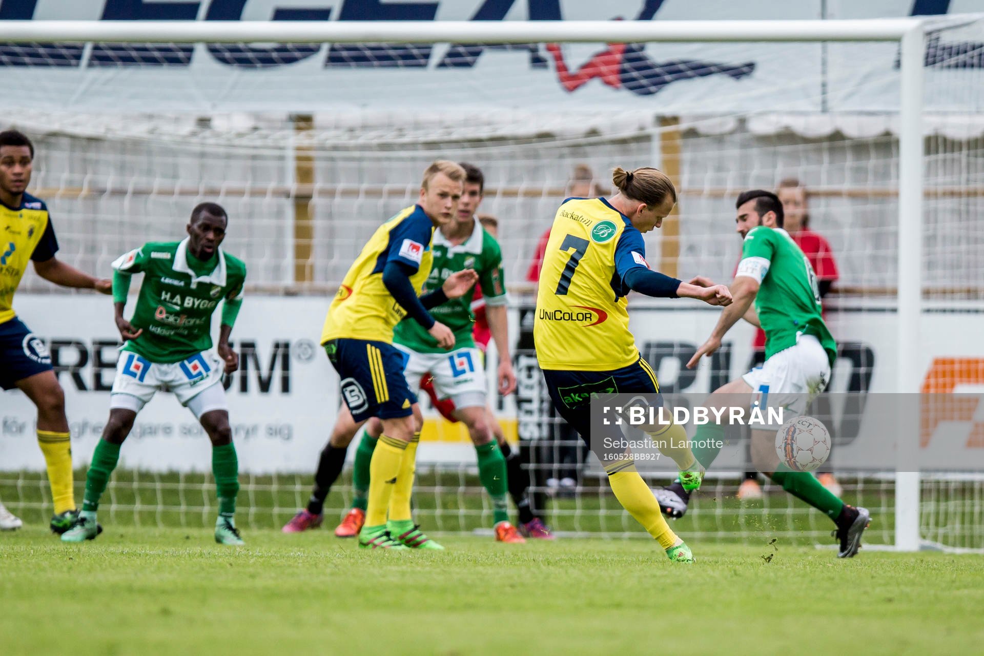 Ängelholms Sebastian Carlsén skjuter