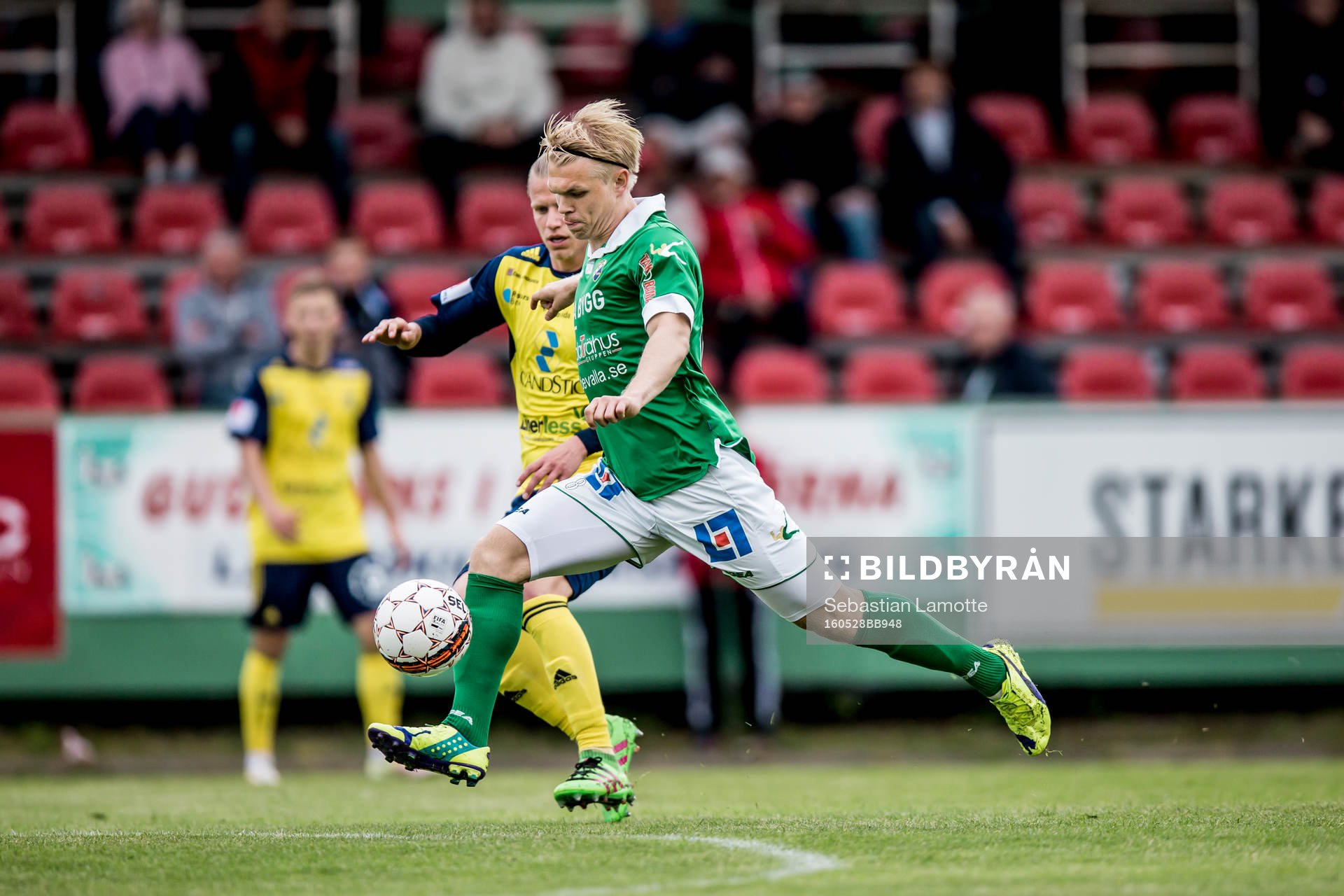 Ljungskiles Linus Tornblad skjuter