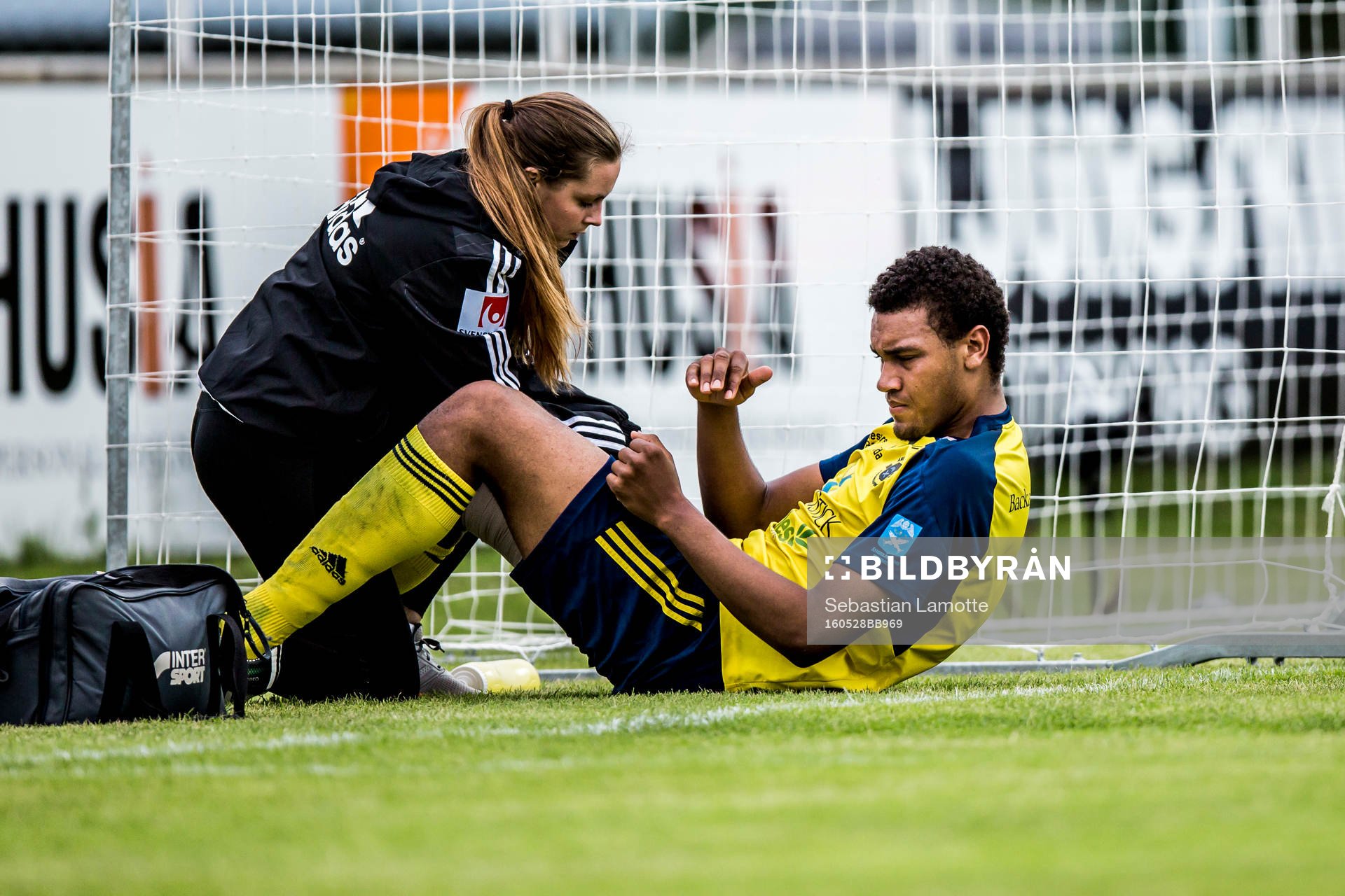 Ängelholms Patrick Dyrestam liggandes skadad