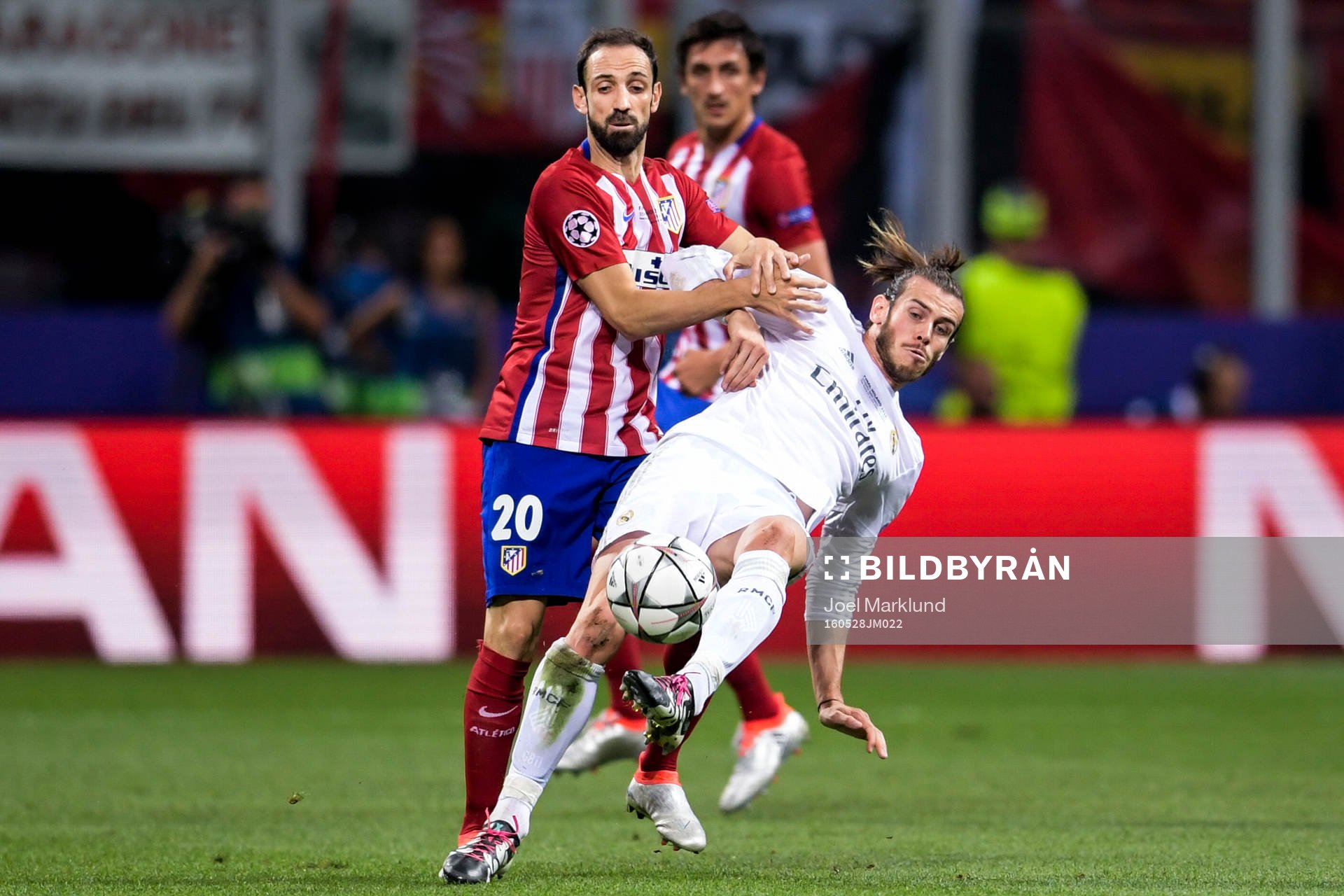 Atletico Madrids Juanfran drar omkull Real Madrids Gareth