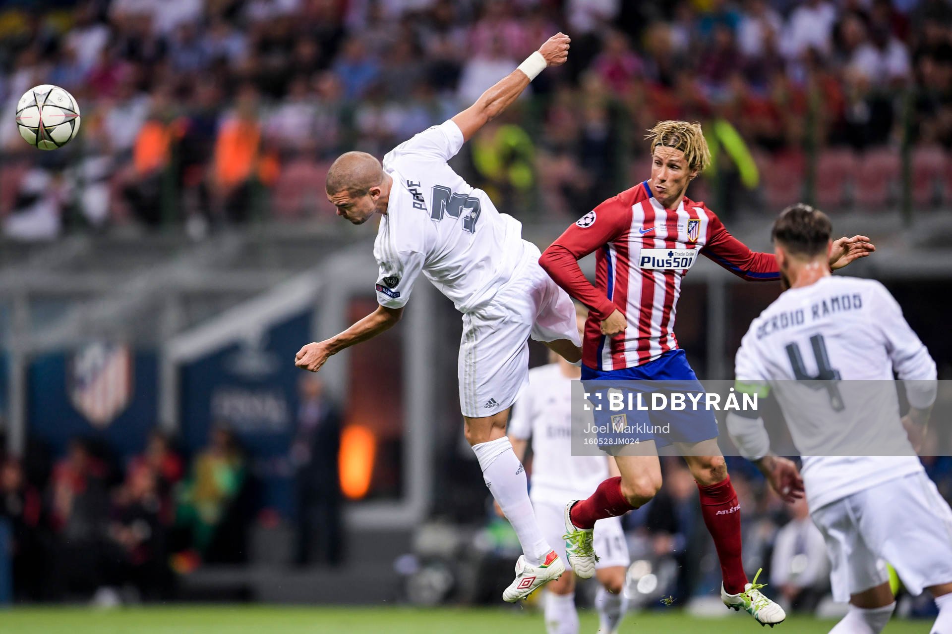 Real Madrids Pepe nickar undan bollen framför Atletico