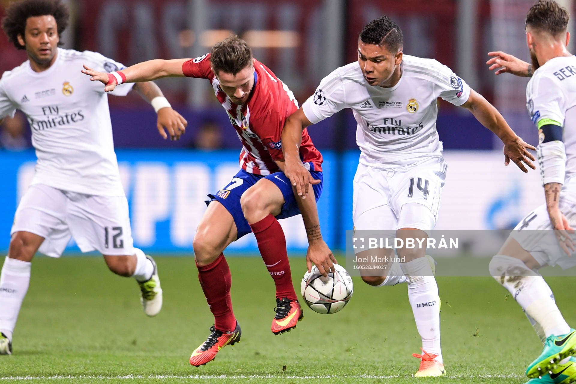 Atletico Madrids Saul Niguez stoppas av Real Madrids