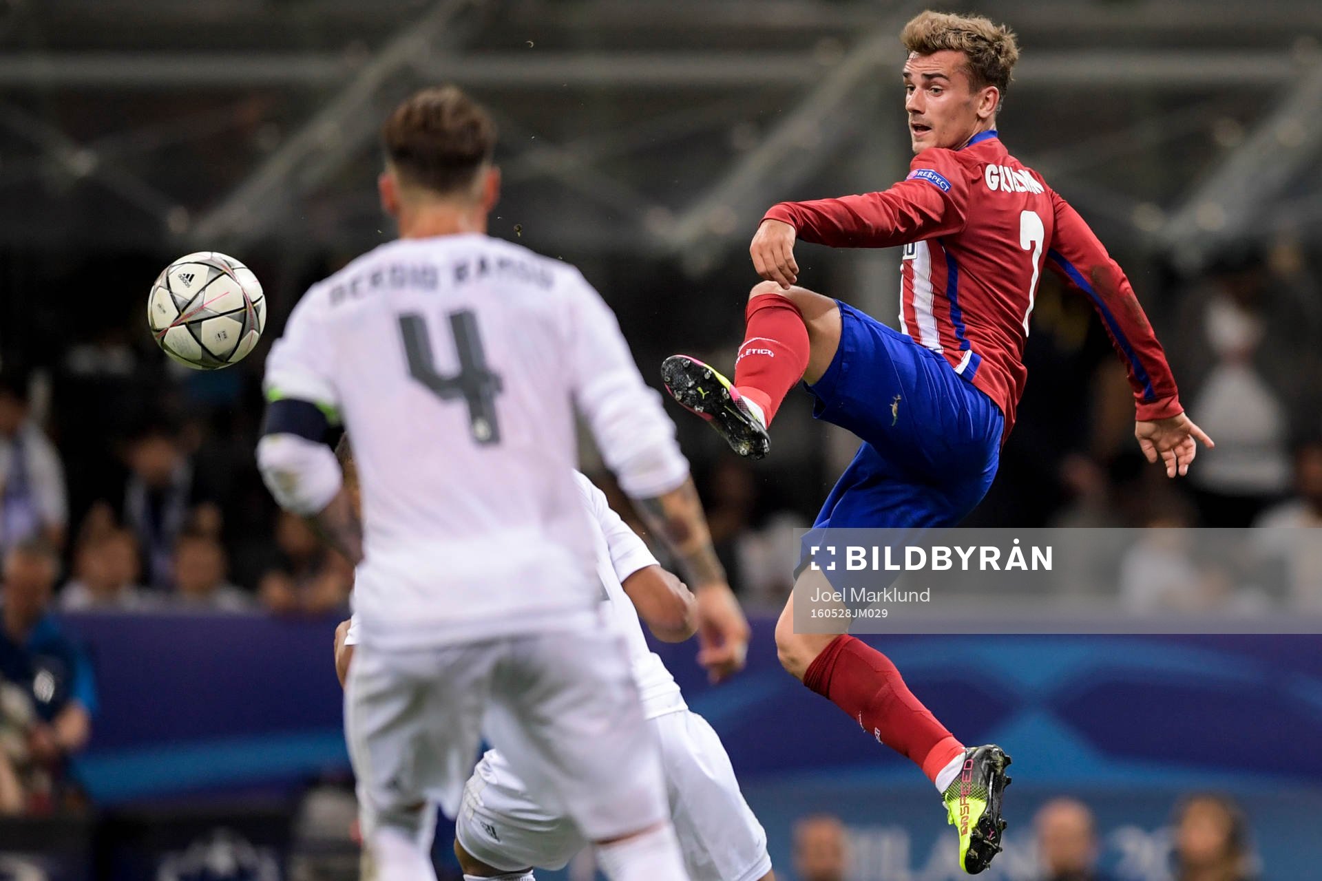 Atletico Madrids Antoine Griezmann sträcker sig