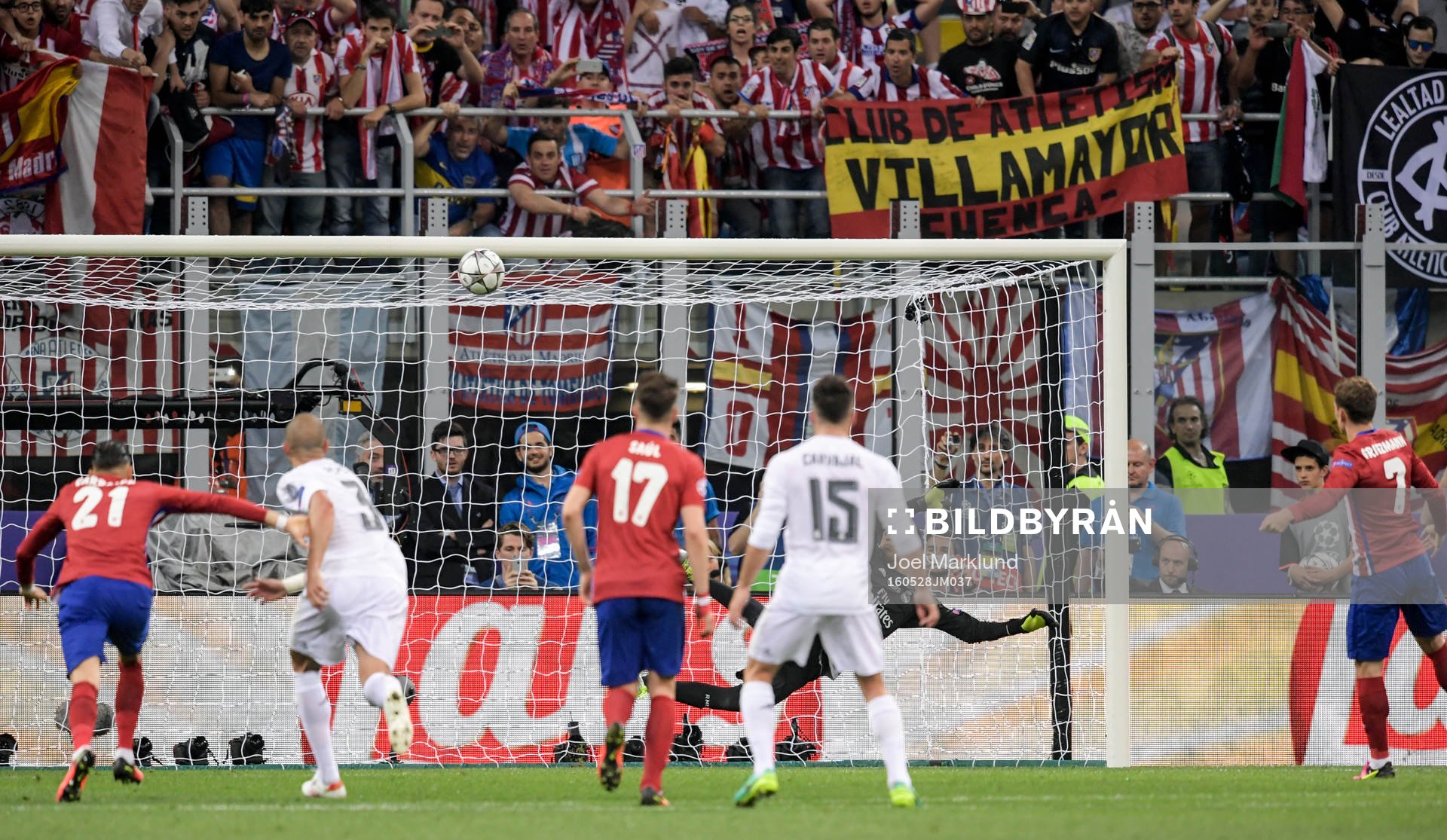Atletico Madrids Antoine Griezmann (th) skjuter bollen i