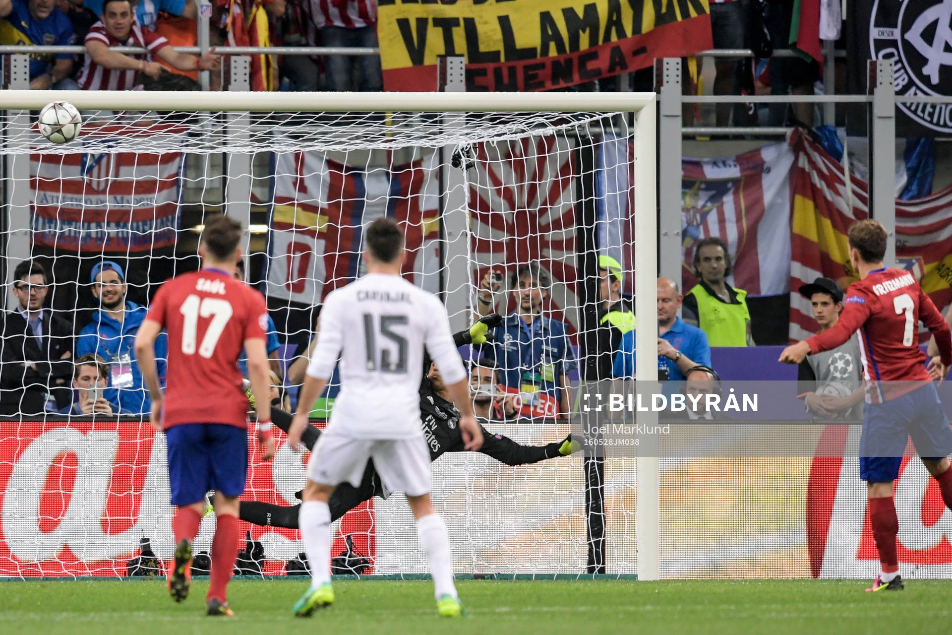 Atletico Madrids Antoine Griezmann (th) skjuter bollen i