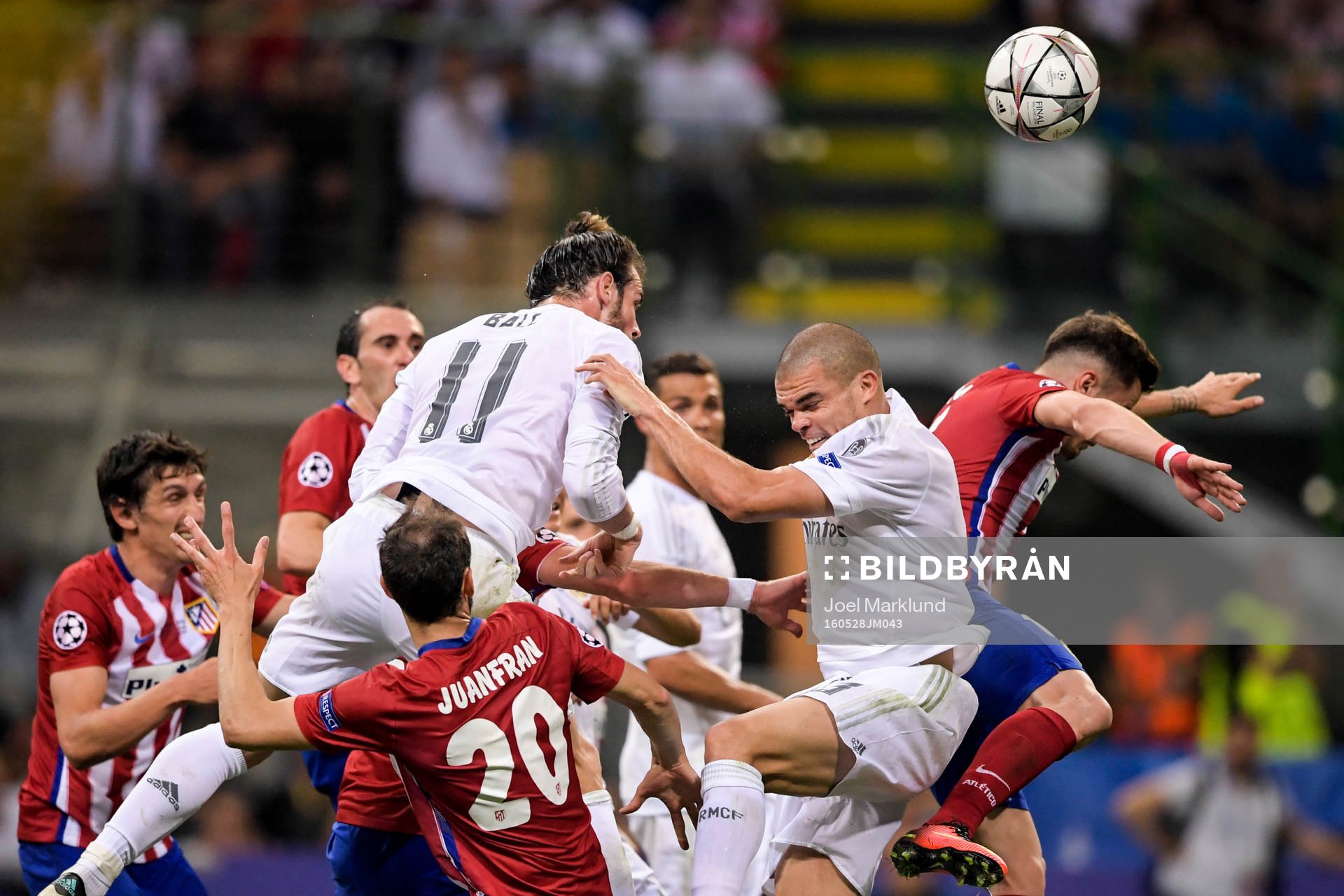 Real Madrids Gareth Bale och Pepe oroar på en hörna under finalen i Champions League mellan Real Madrid och Atletico Madrid den 28 maj 2016 i Milano.