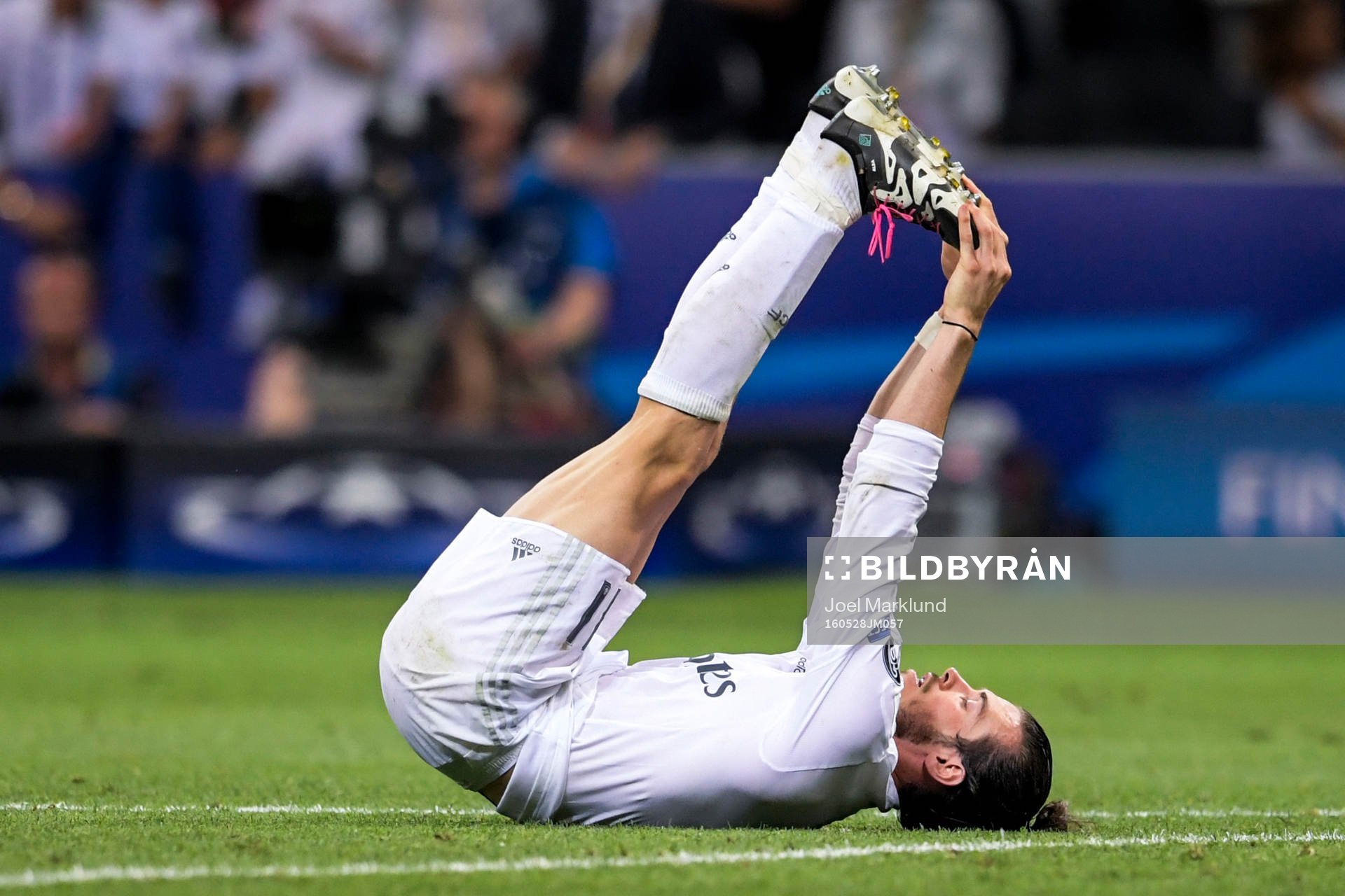 Real Madrids Gareth Bale stretchar