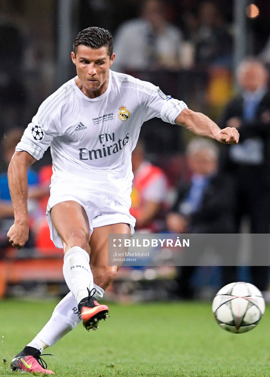 Real Madrids Cristiano Ronaldo skjuter en frispark