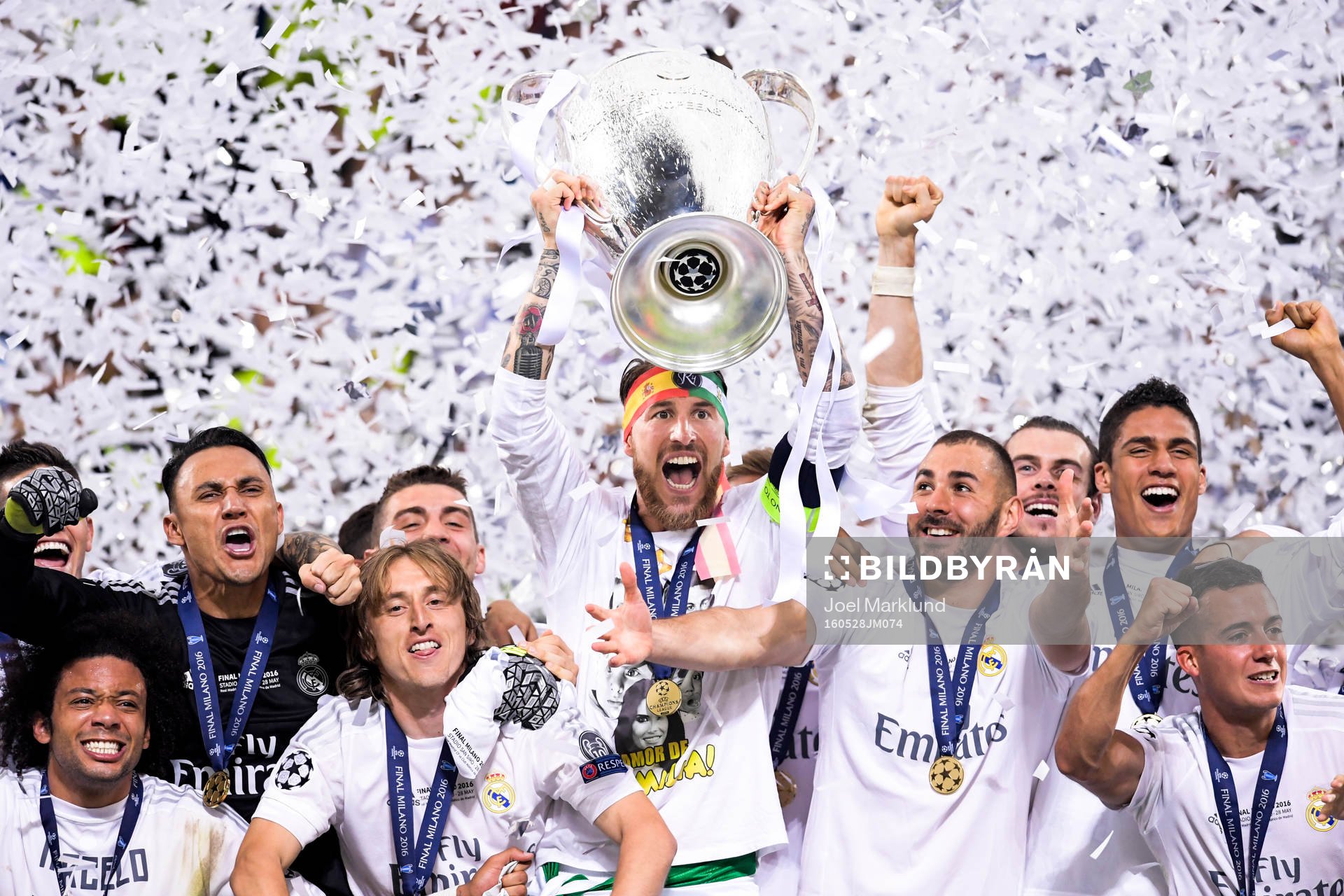 Real Madrids Sergio Ramos (m) höjer pokalen