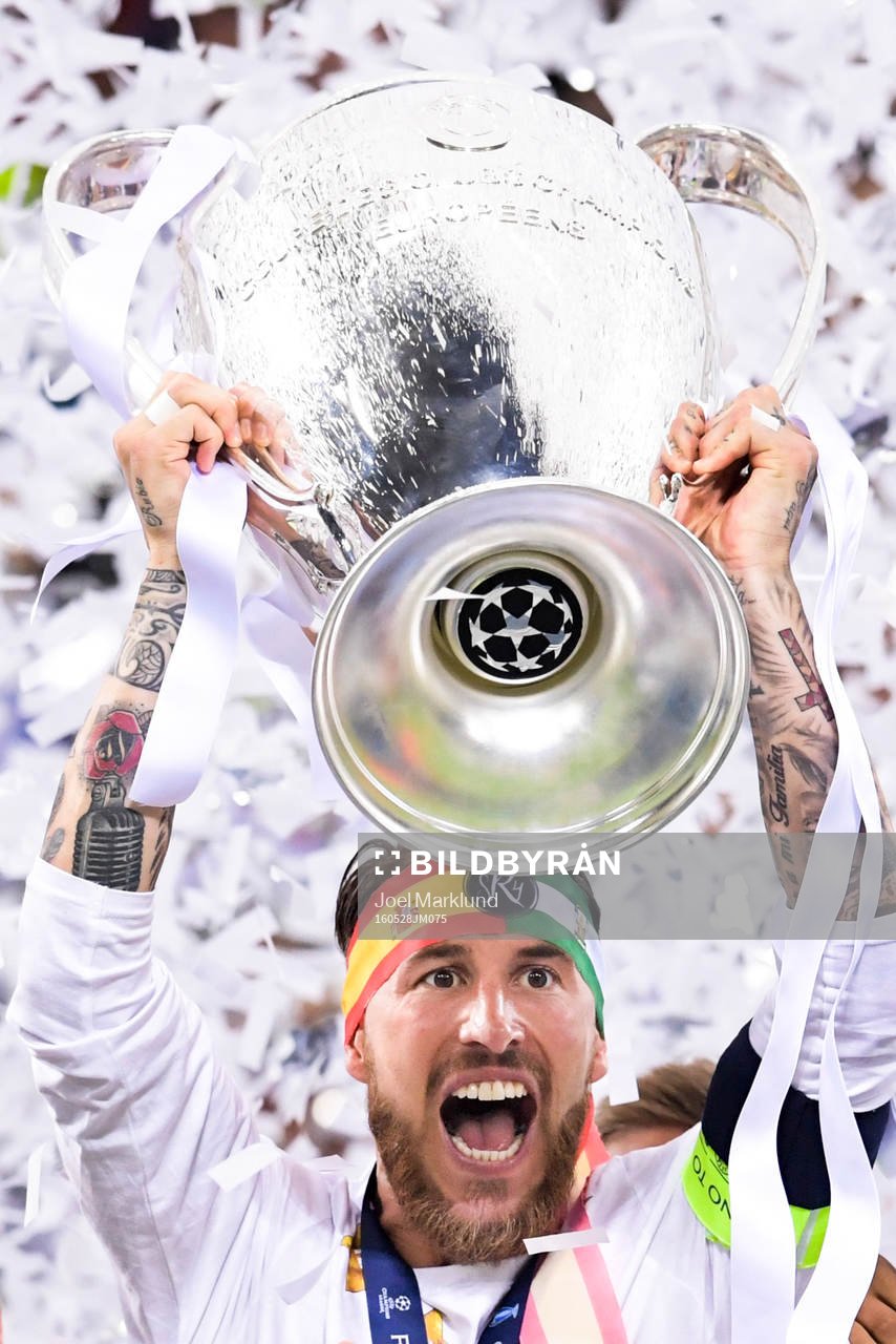 Real Madrids Sergio Ramos höjer pokalen