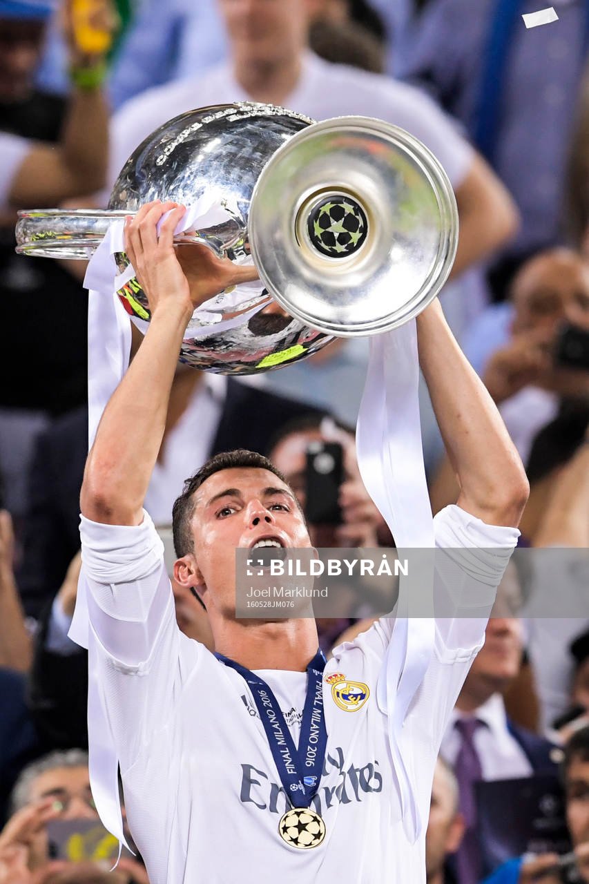 Real Madrids Cristiano Ronaldo höjer pokalen