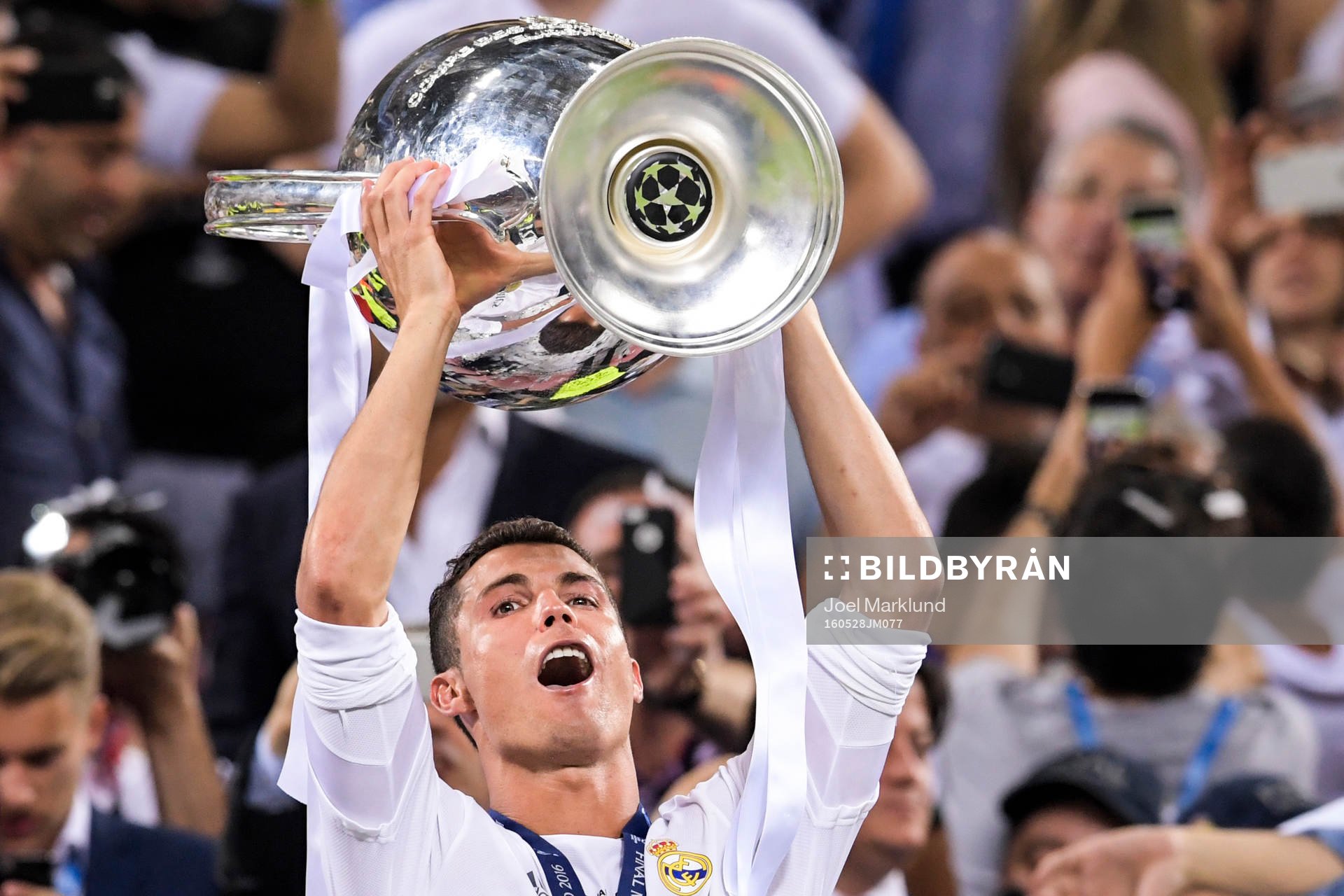 Real Madrids Cristiano Ronaldo höjer pokalen efter att Real Madrid vunnit finalen i Champions League mellan Real Madrid och Atletico Madrid den 28 maj 2016 i Milano.