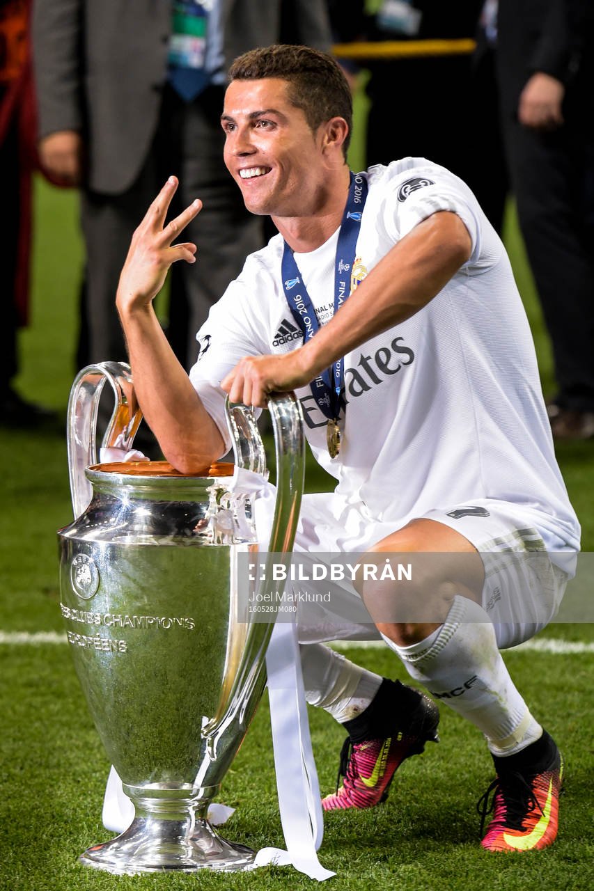 Real Madrids Cristiano Ronaldo jublar med pokalen