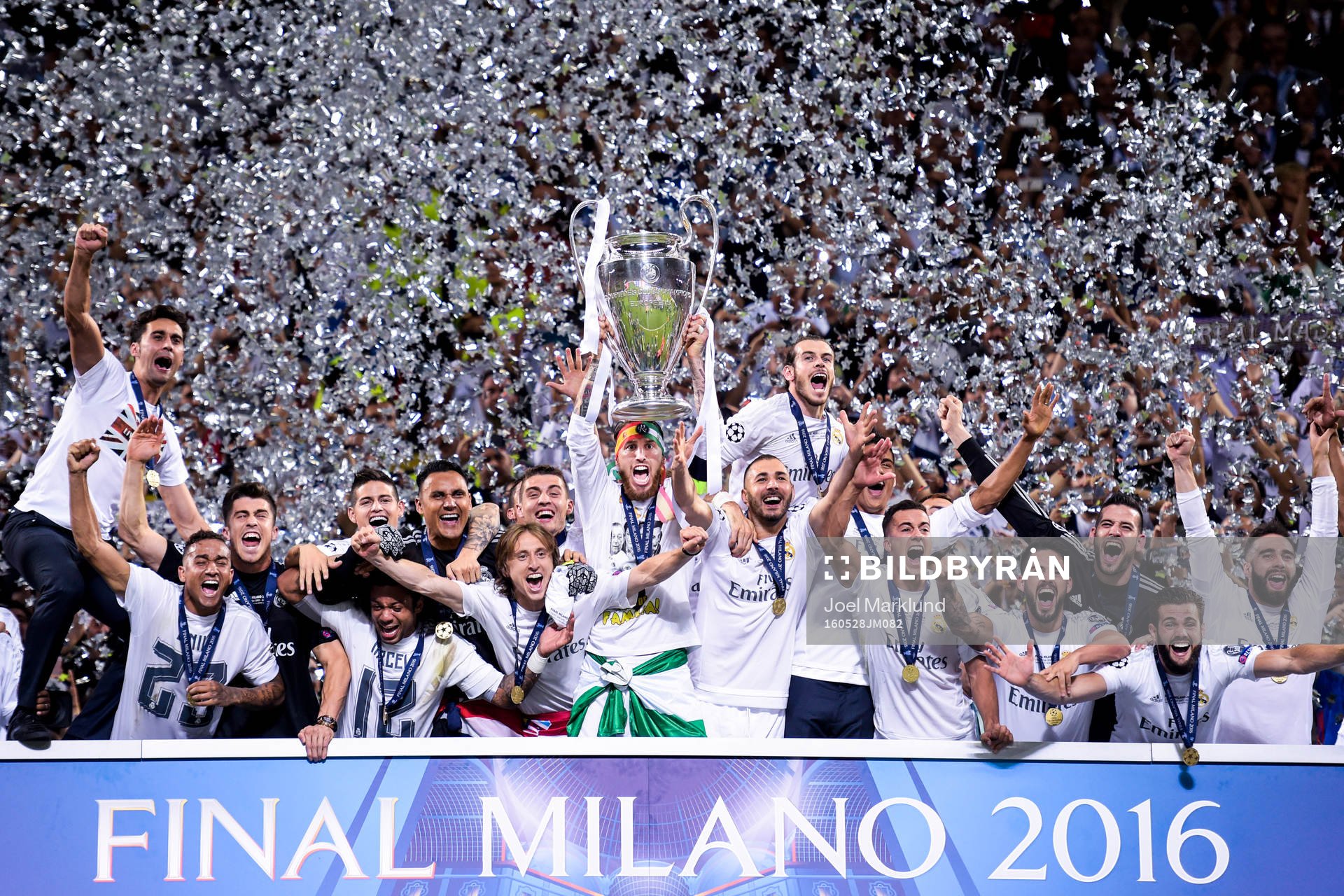Real Madrids Sergio Ramos (m) höjer pokalen
