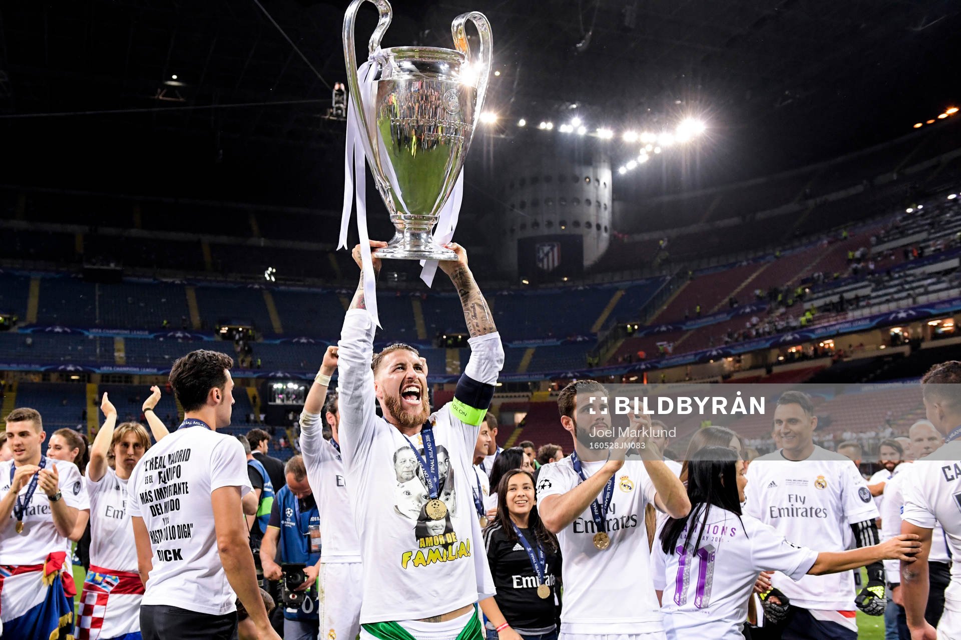 Real Madrids Sergio Ramos jublar med pokalen