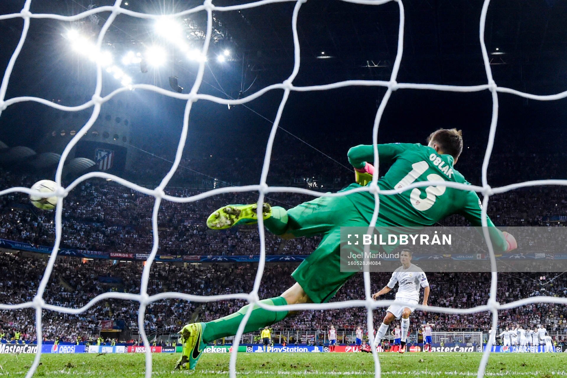 Real Madrids Cristiano Ronaldo skjuter in den avgörande straffen bakom Atletico Madrids målvakt Jan Oblak under finalen i Champions League mellan Real Madrid och Atletico Madrid den 28 maj 2016 i Milano.
