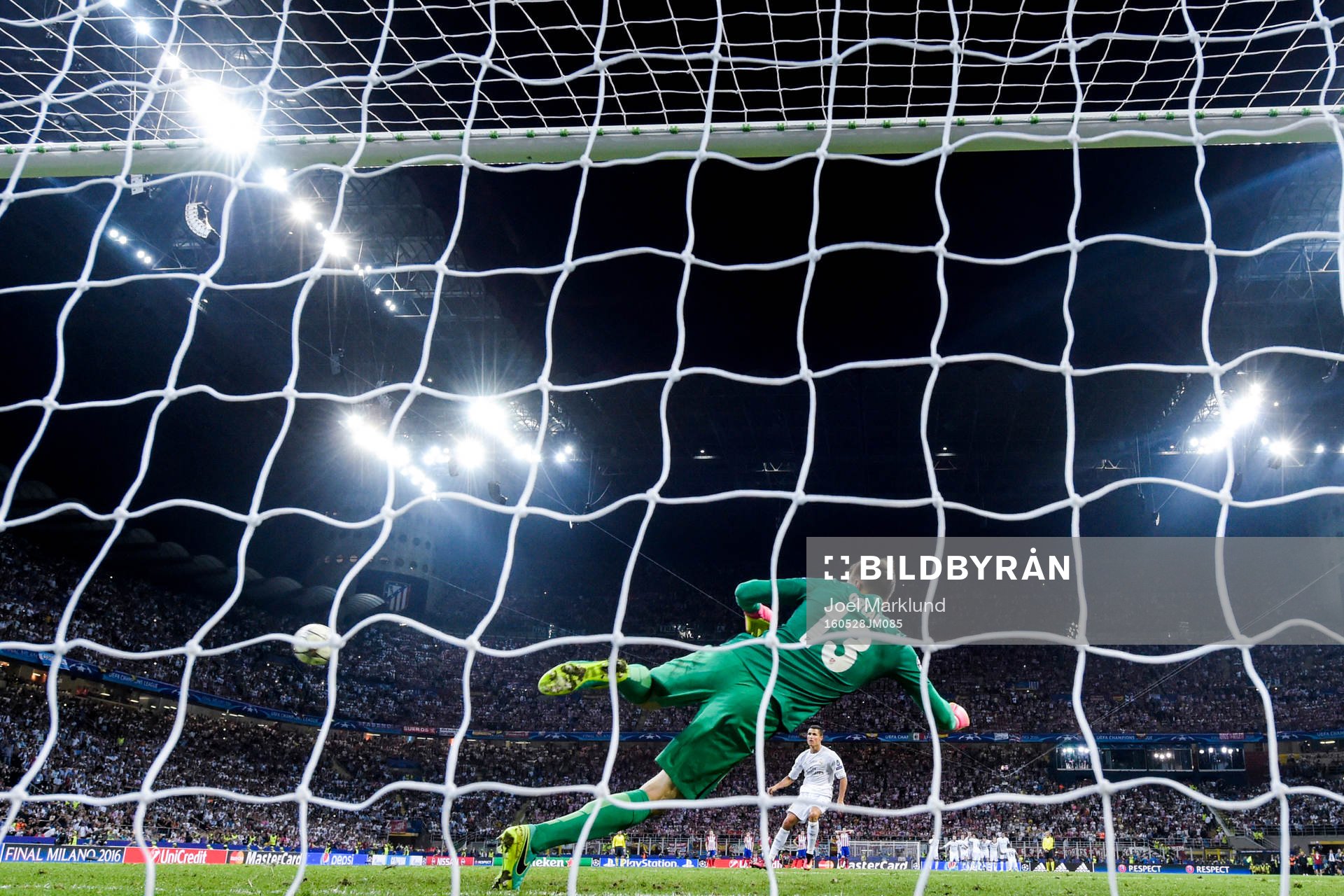 Real Madrids Cristiano Ronaldo skjuter in
