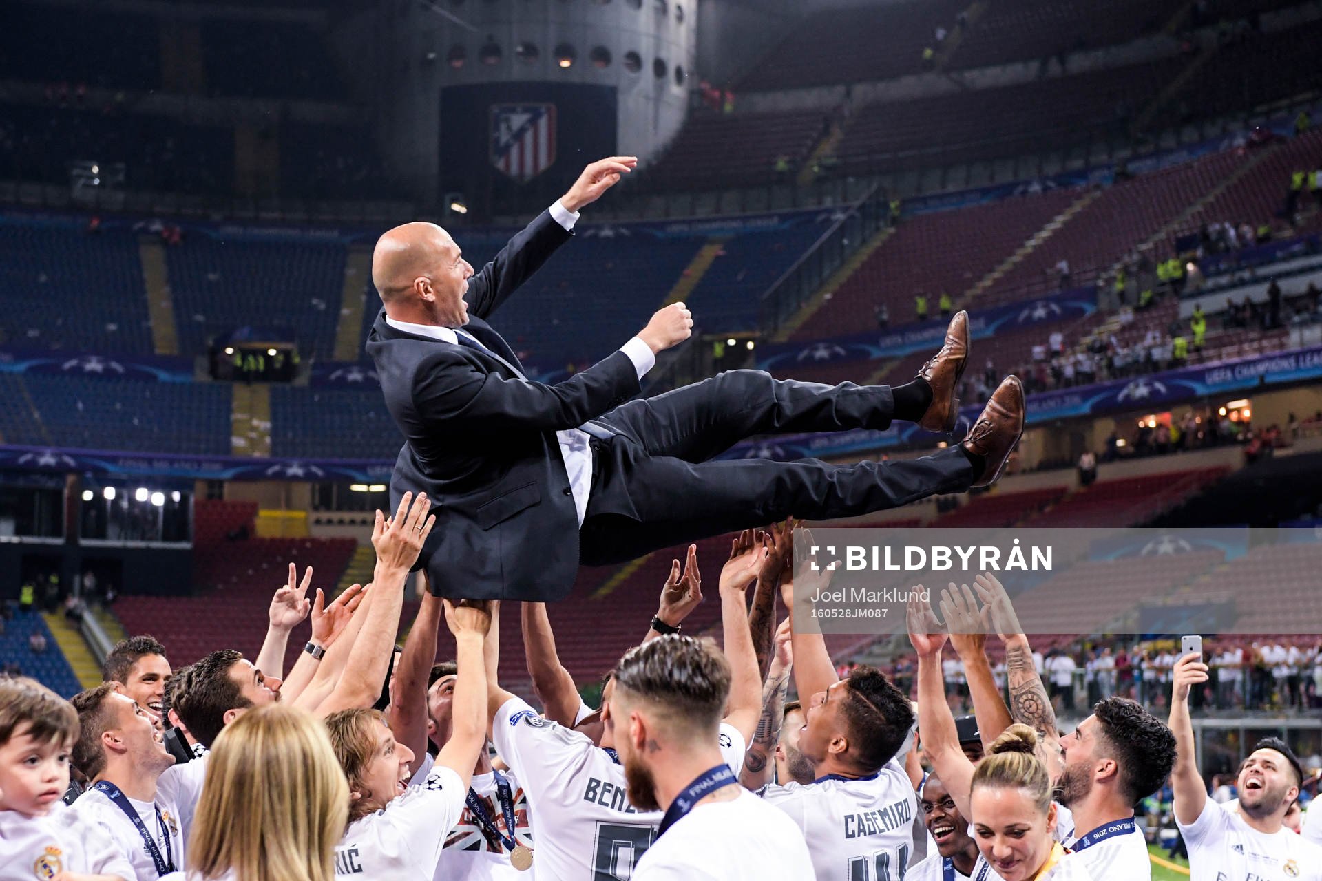Real Madrids spelare hissar tränare Zinedine Zidane