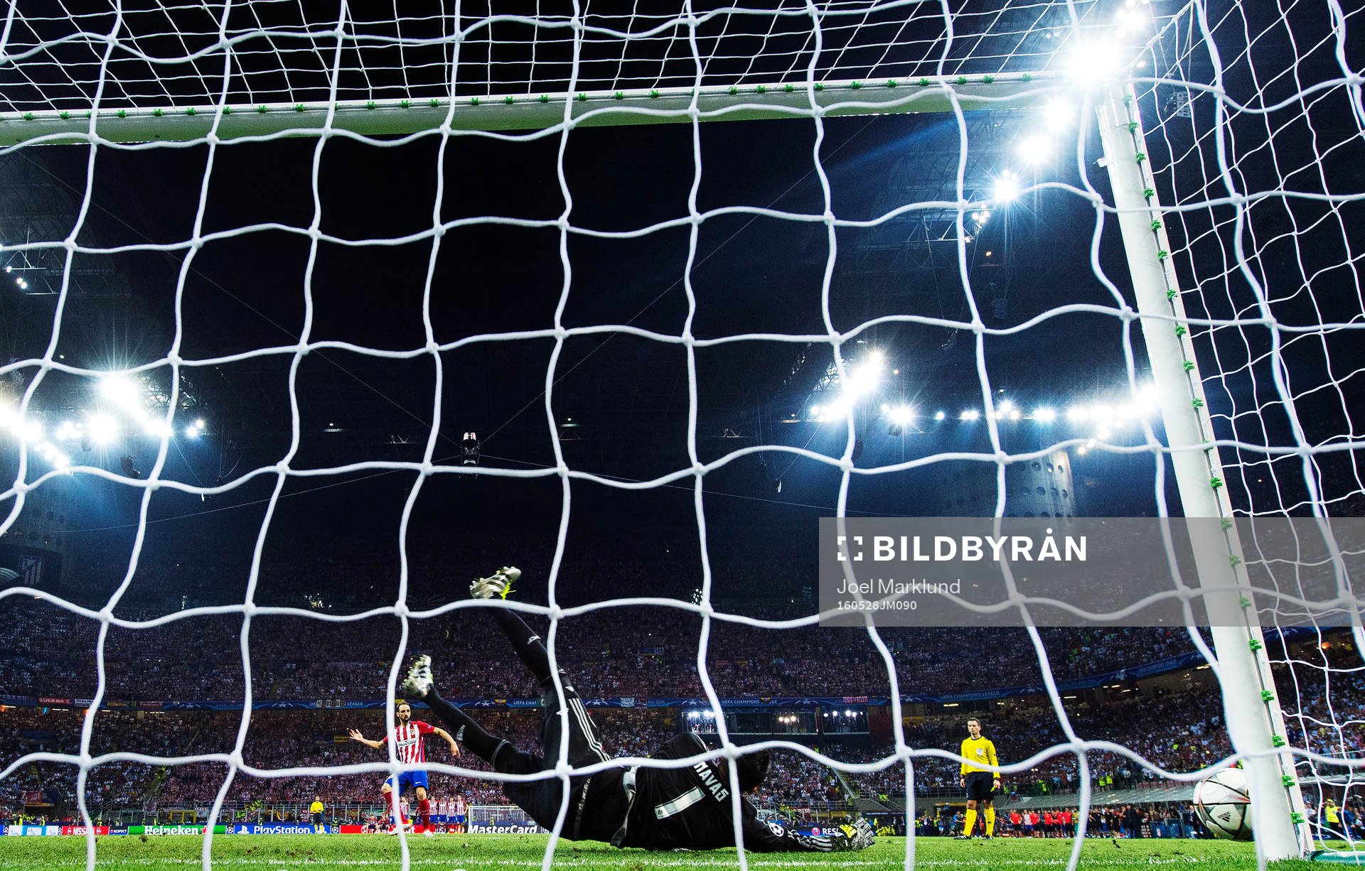 Atletico Madrids Juanfran skjuter sin straff i stolpen bakom Real Madrids målvakt Keylor Navas under finalen i Champions League mellan Real Madrid och Atletico Madrid den 28 maj 2016 i Milano.