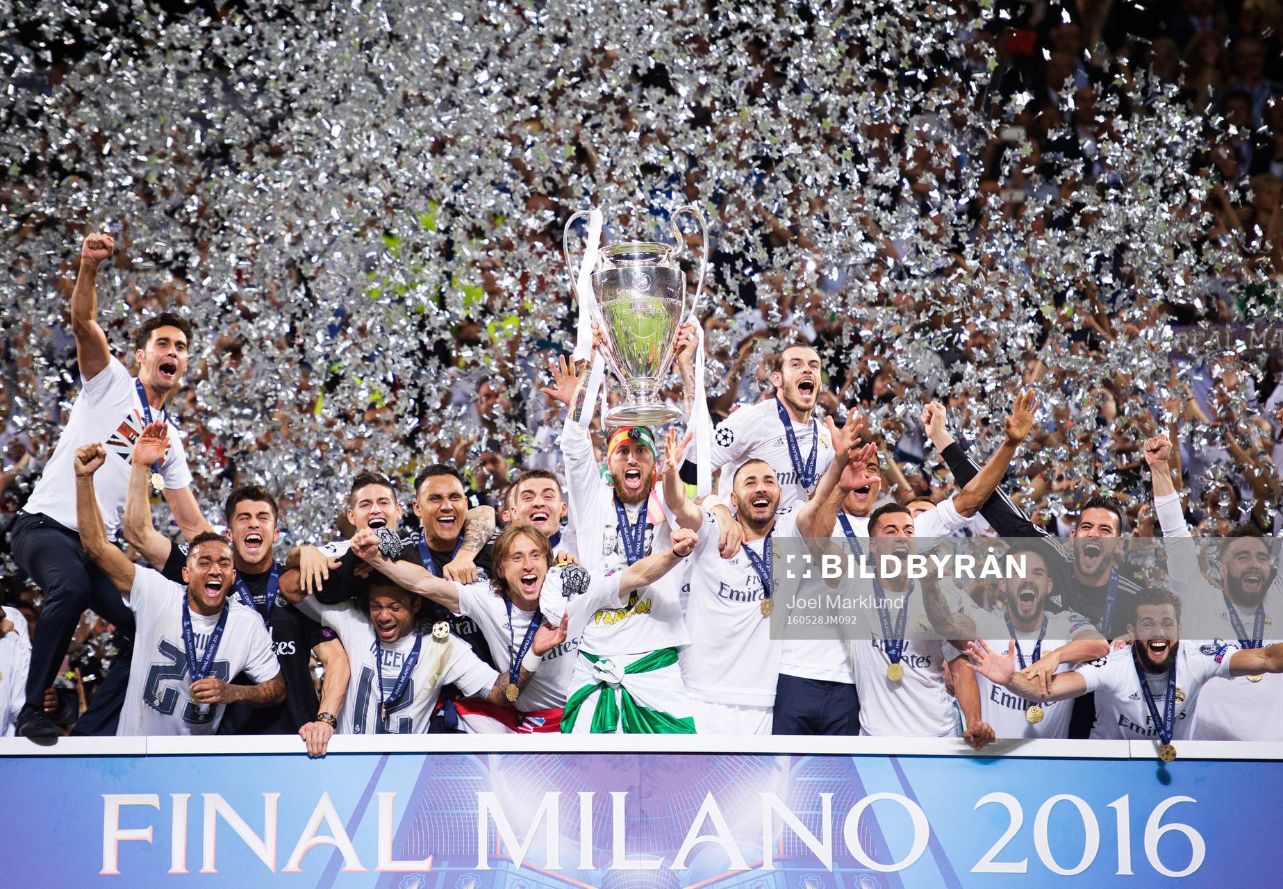 Real Madrids spelare jublar när Sergio Ramos håller upp