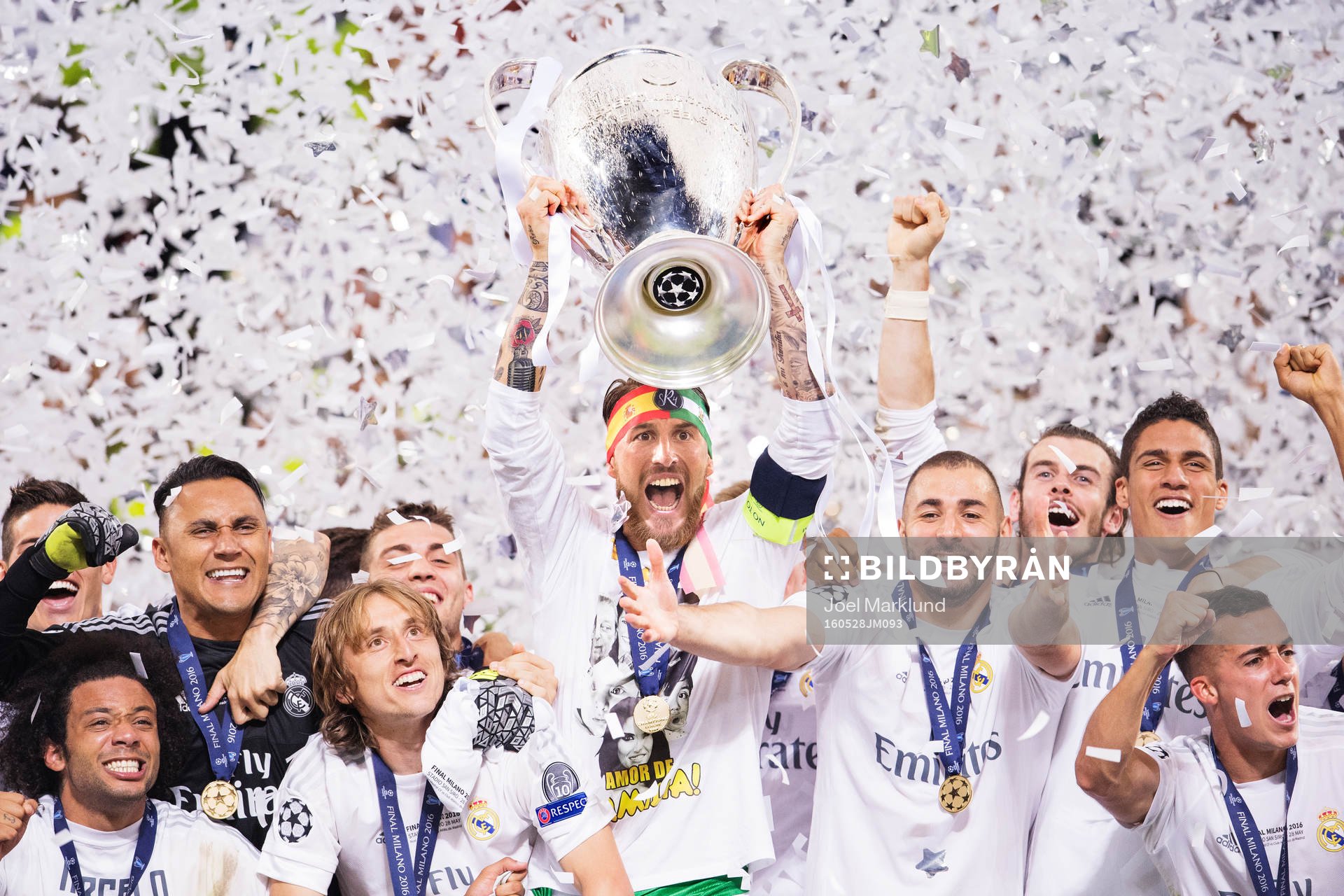Real Madrids spelare jublar när Sergio Ramos håller upp