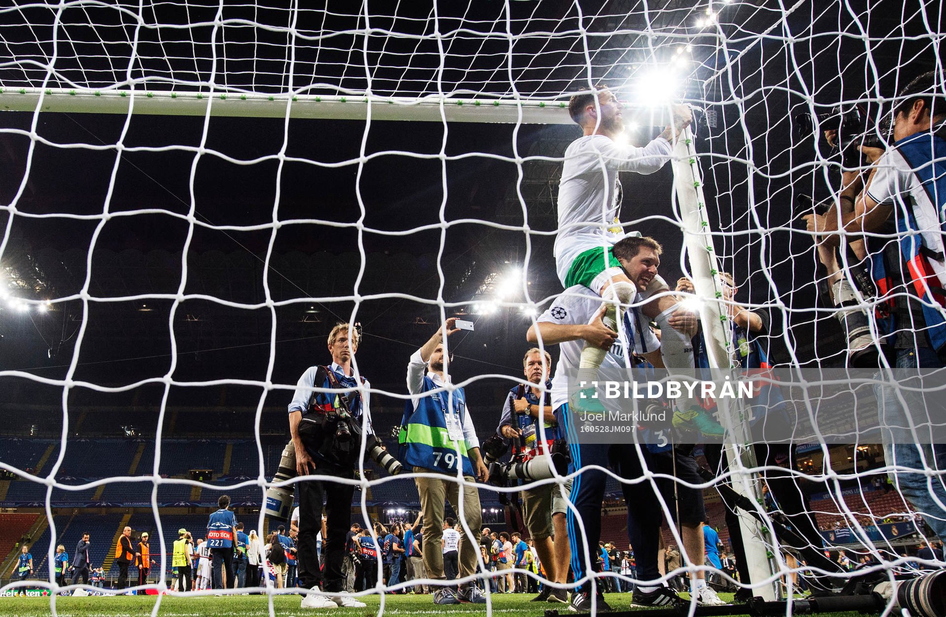 Real Madrids Sergio Ramos klipper sönder målnätet efter finalen i Champions League mellan Real Madrid och Atletico Madrid den 28 maj 2016 i Milano.
