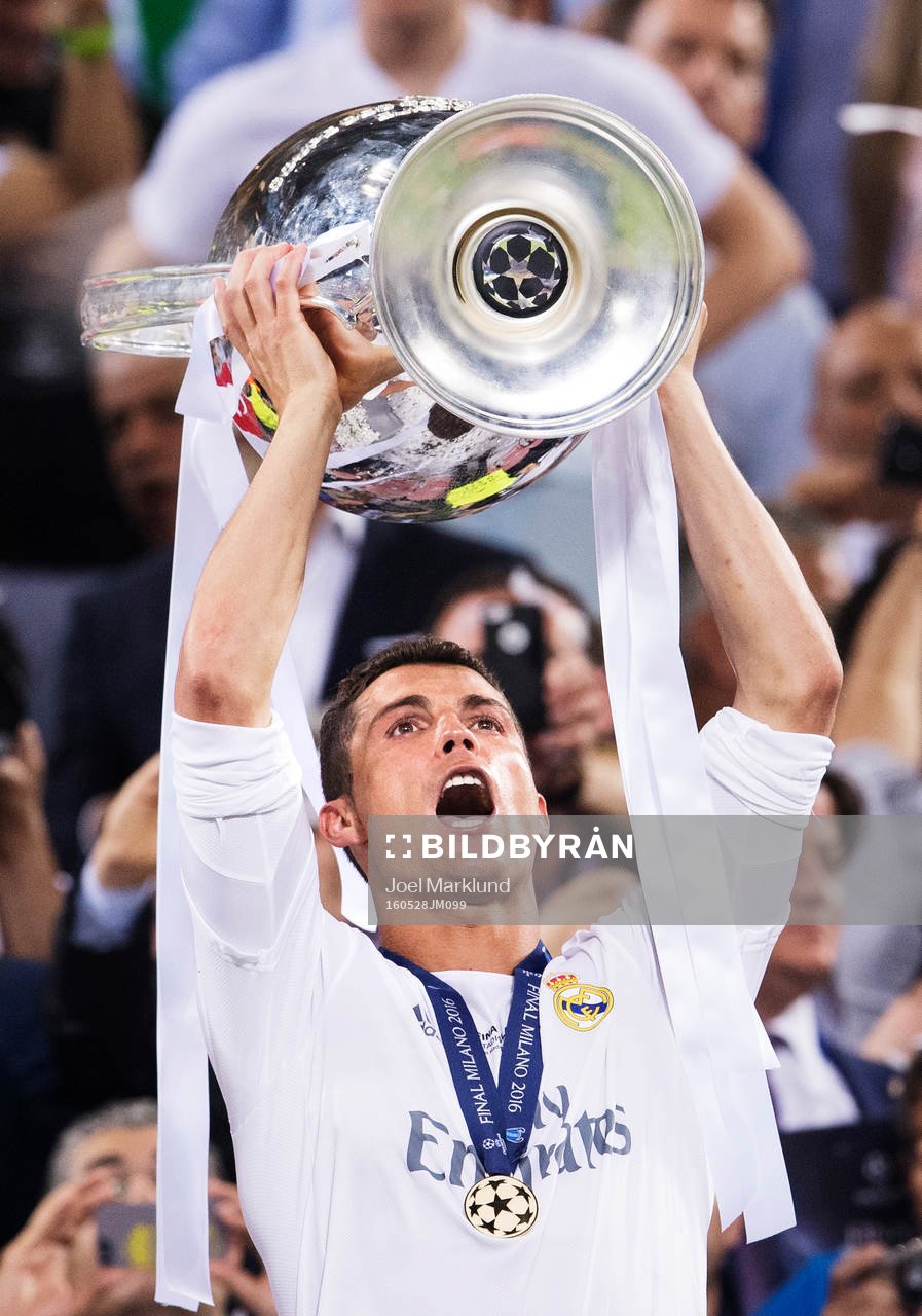 Real Madrids Cristiano Ronaldo höjer pokalen efter finalen i Champions League mellan Real Madrid och Atletico Madrid den 28 maj 2016 i Milano.