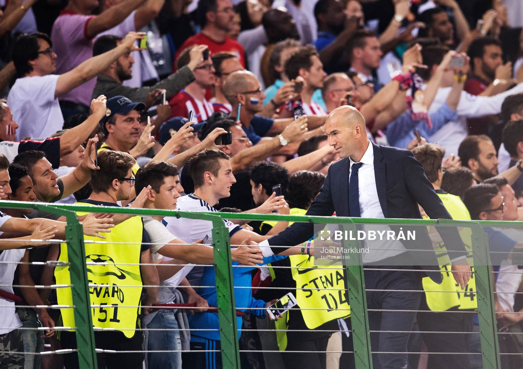 Real Madrids tränare Zinedine Zidane hejar på fans