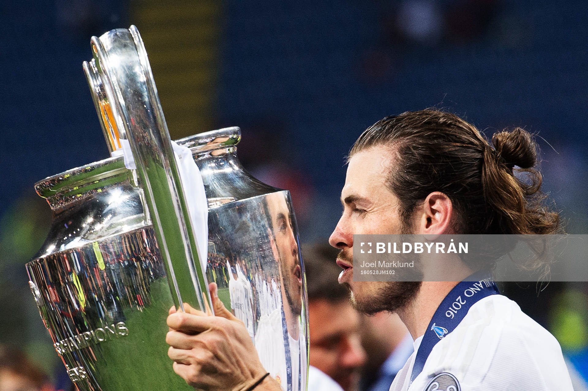 Real Madrids Gareth Bale kysser pokalen