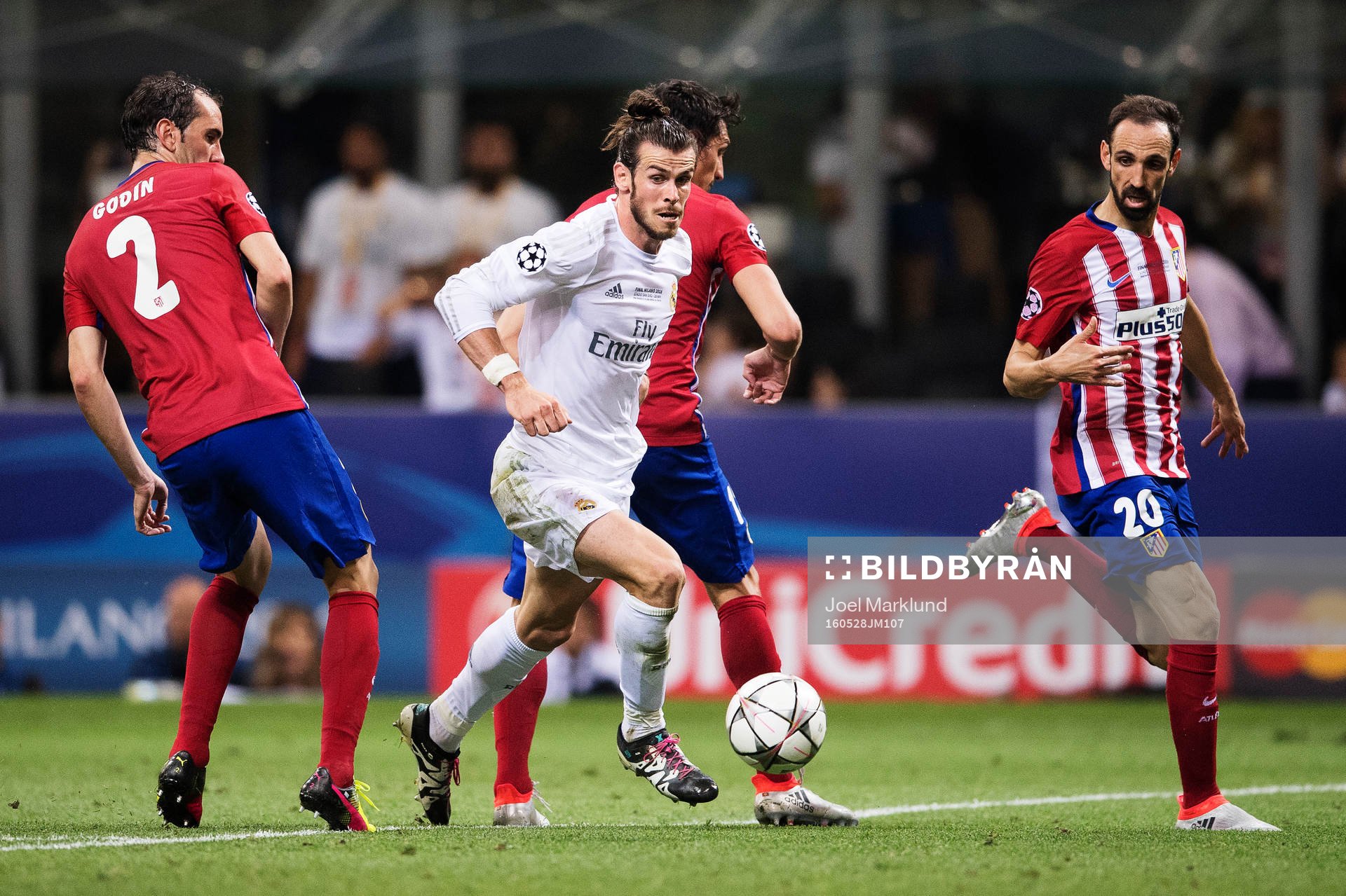 Real Madrids Gareth Bale tar sig igenom Atletico Madrids