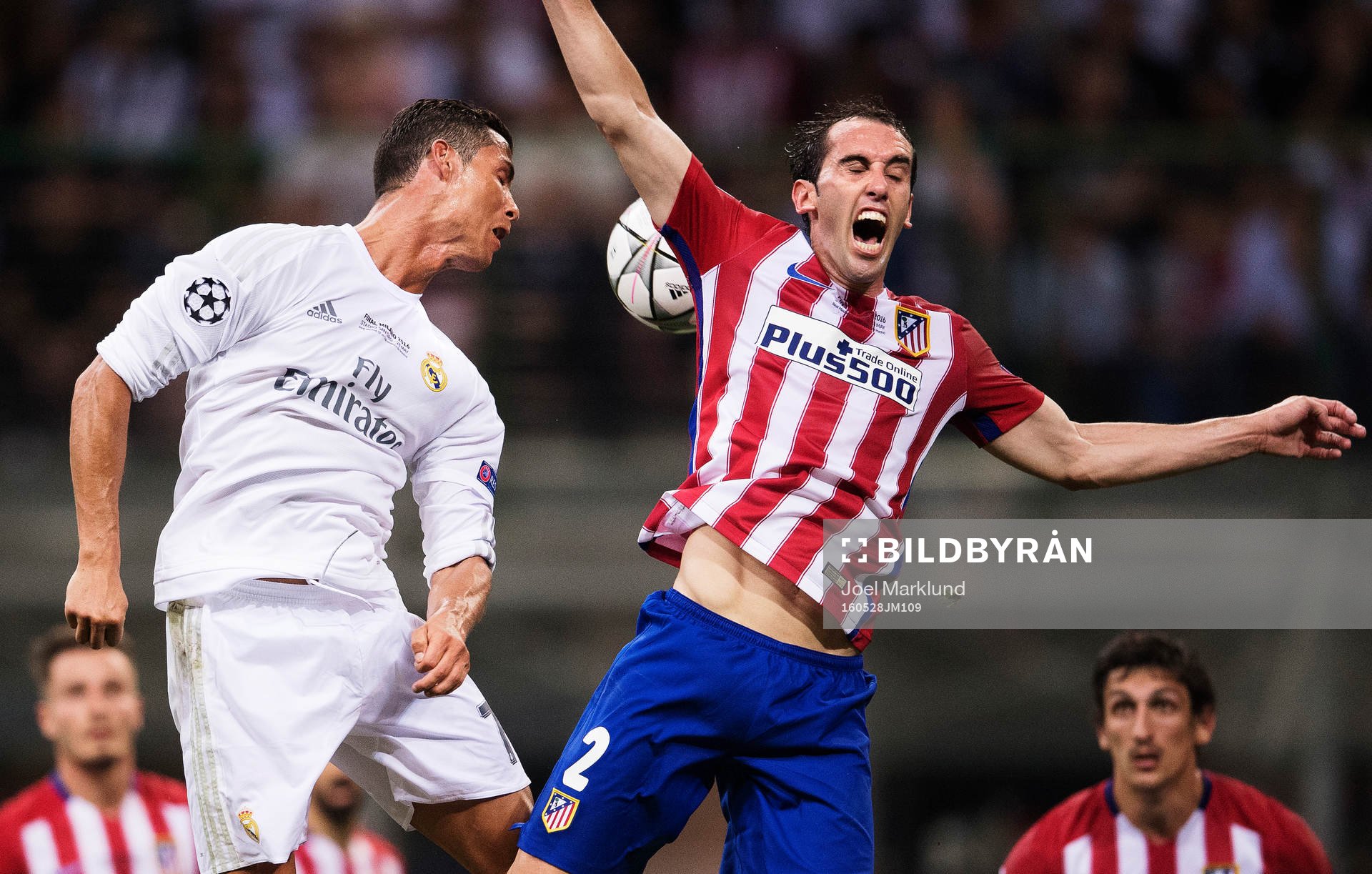 Real Madrids Cristiano Ronaldo i en luftduell med Atletico