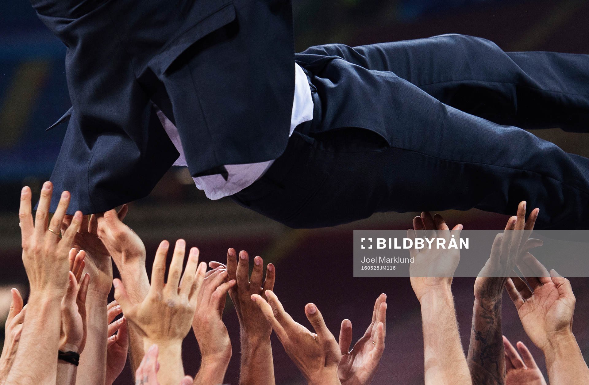 Spelare i Real Madrid kastar upp tränare Zinedine Zidane