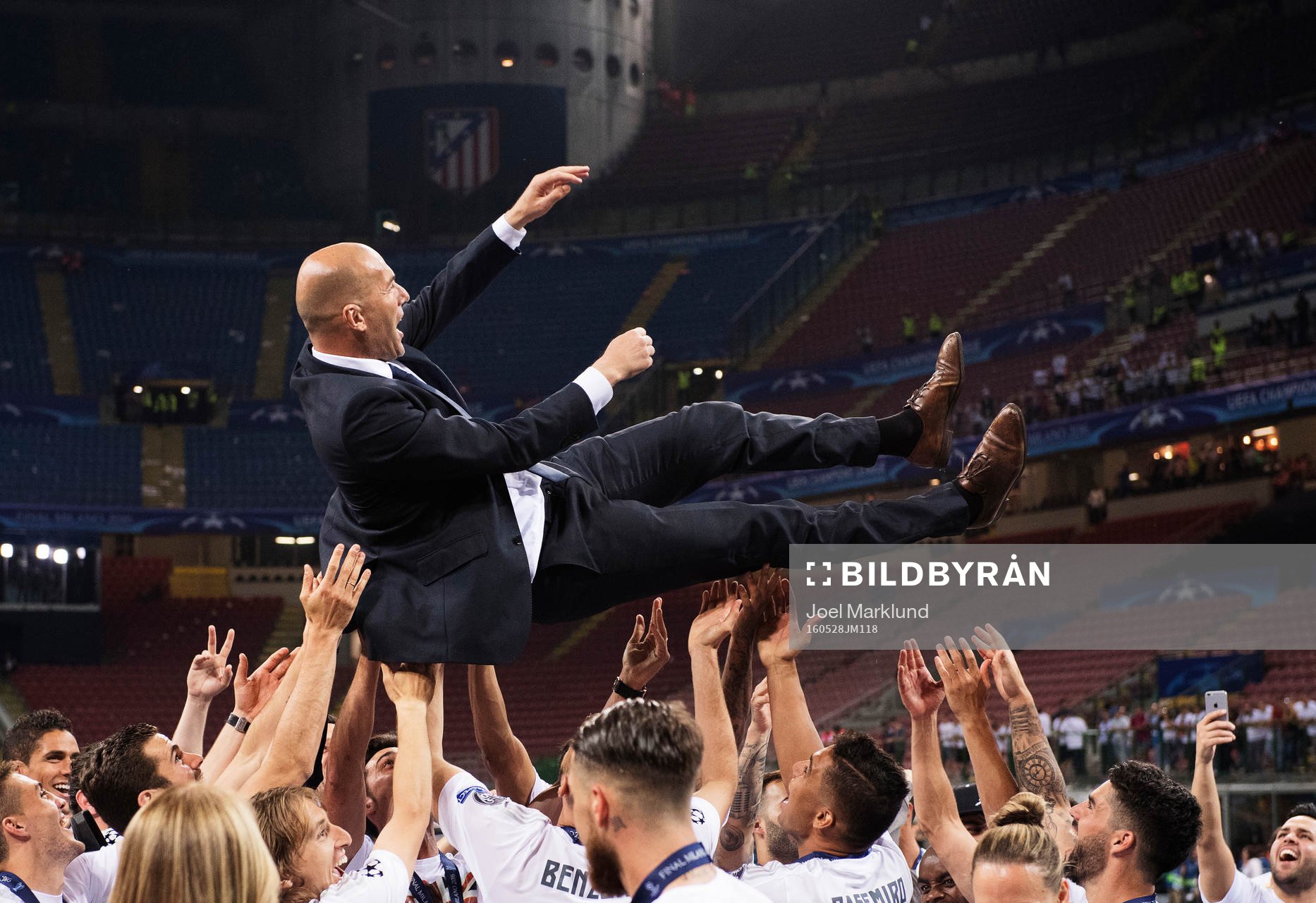 Real Madrids tränare Zinedine Zidane kastas upp av sina