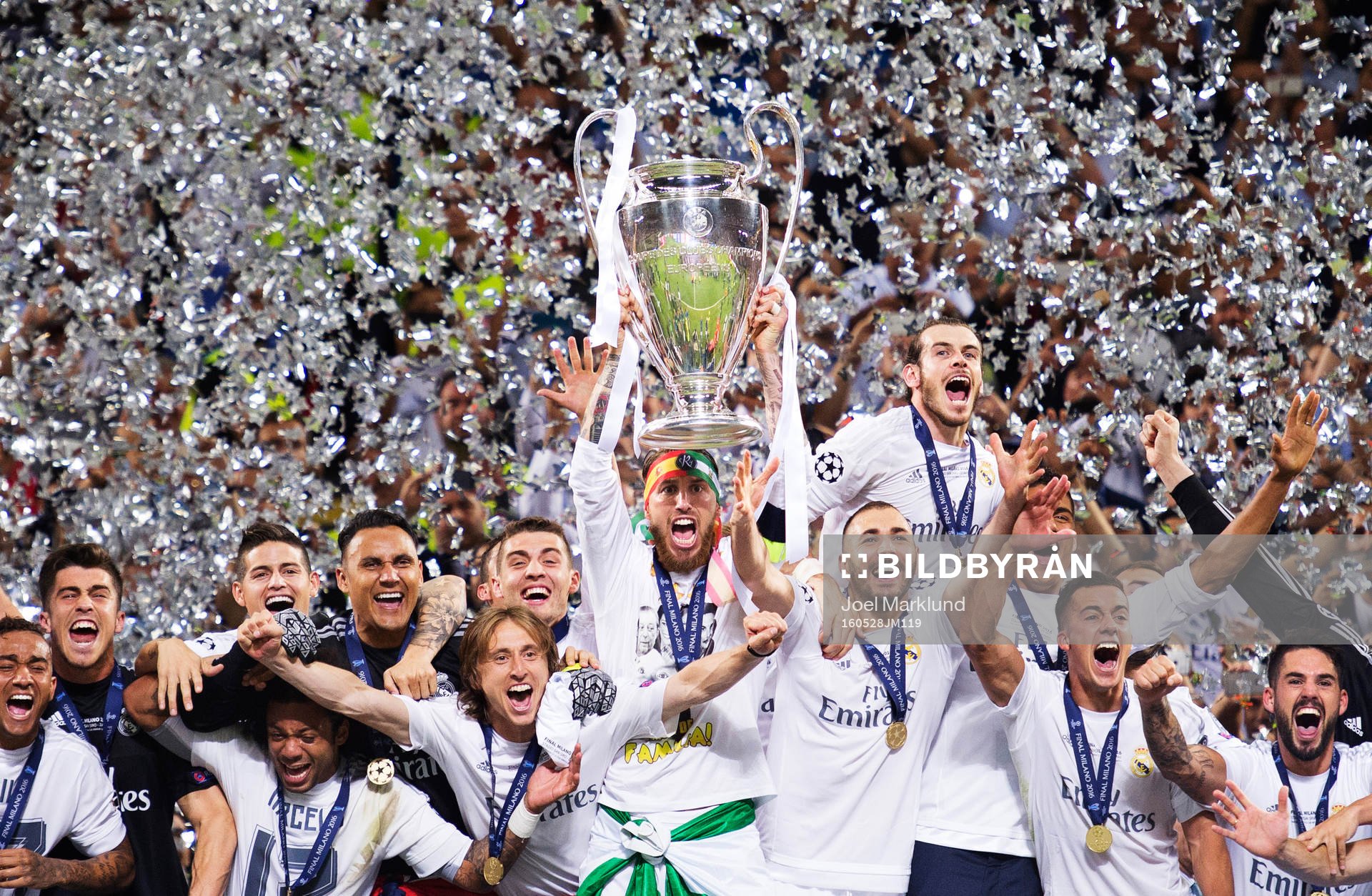Real Madrids spelare jublar när Sergio Ramos håller upp