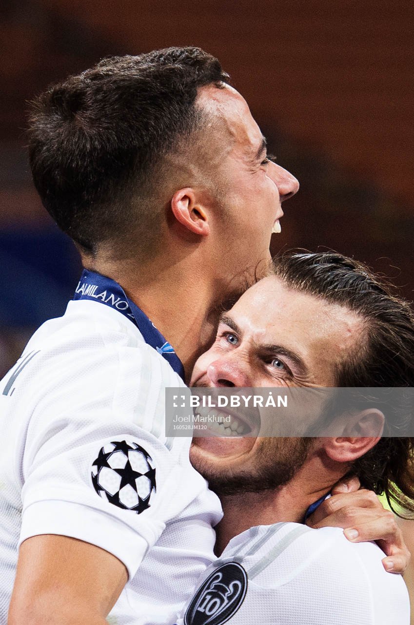 Real Madrids Lucas Vazquez och Gareth Bale kramar om varandra efter finalen i Champions League mellan Real Madrid och Atletico Madrid den 28 maj 2016 i Milano.