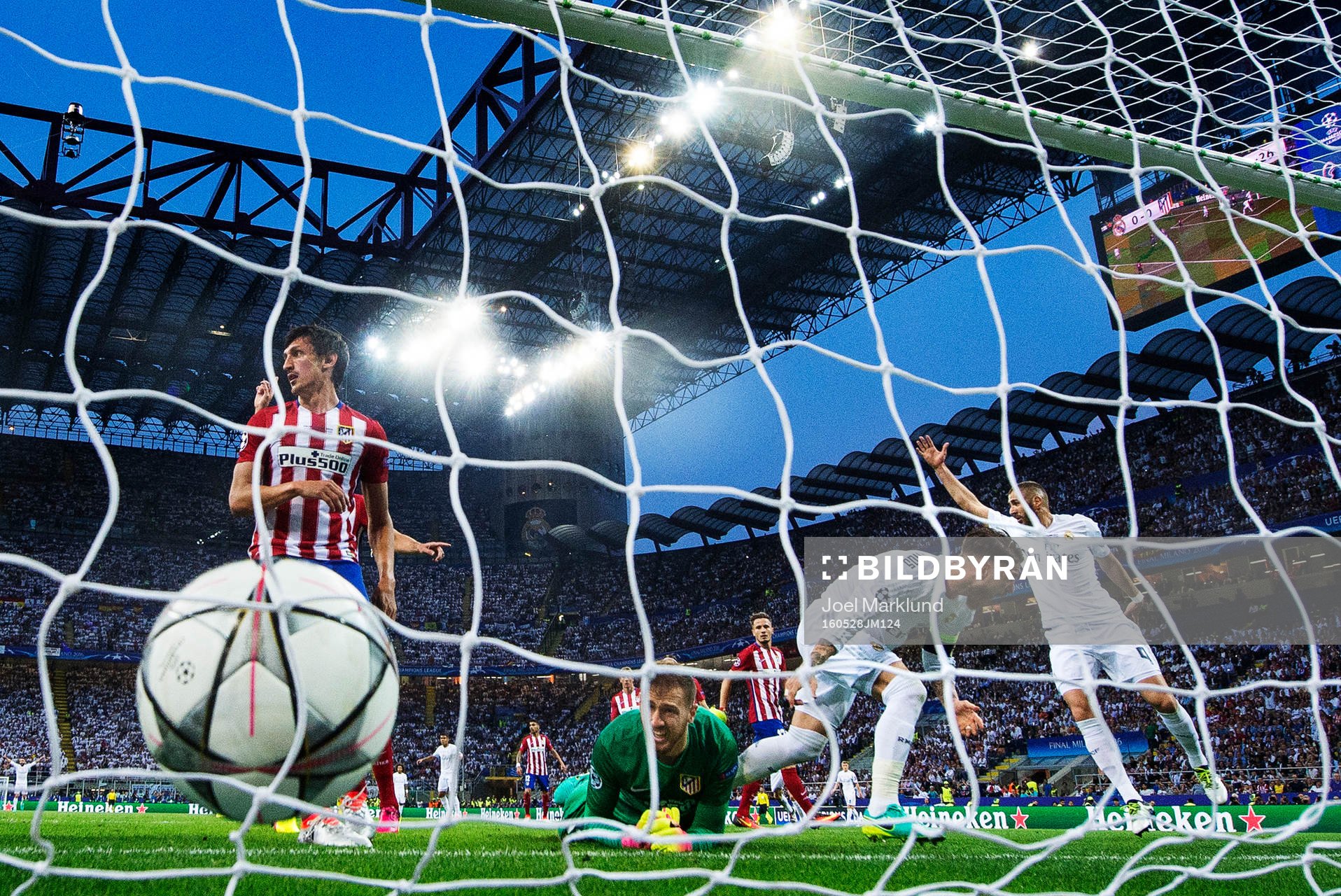 Real Madrids Sergio Ramos och Karim Benzema jublar