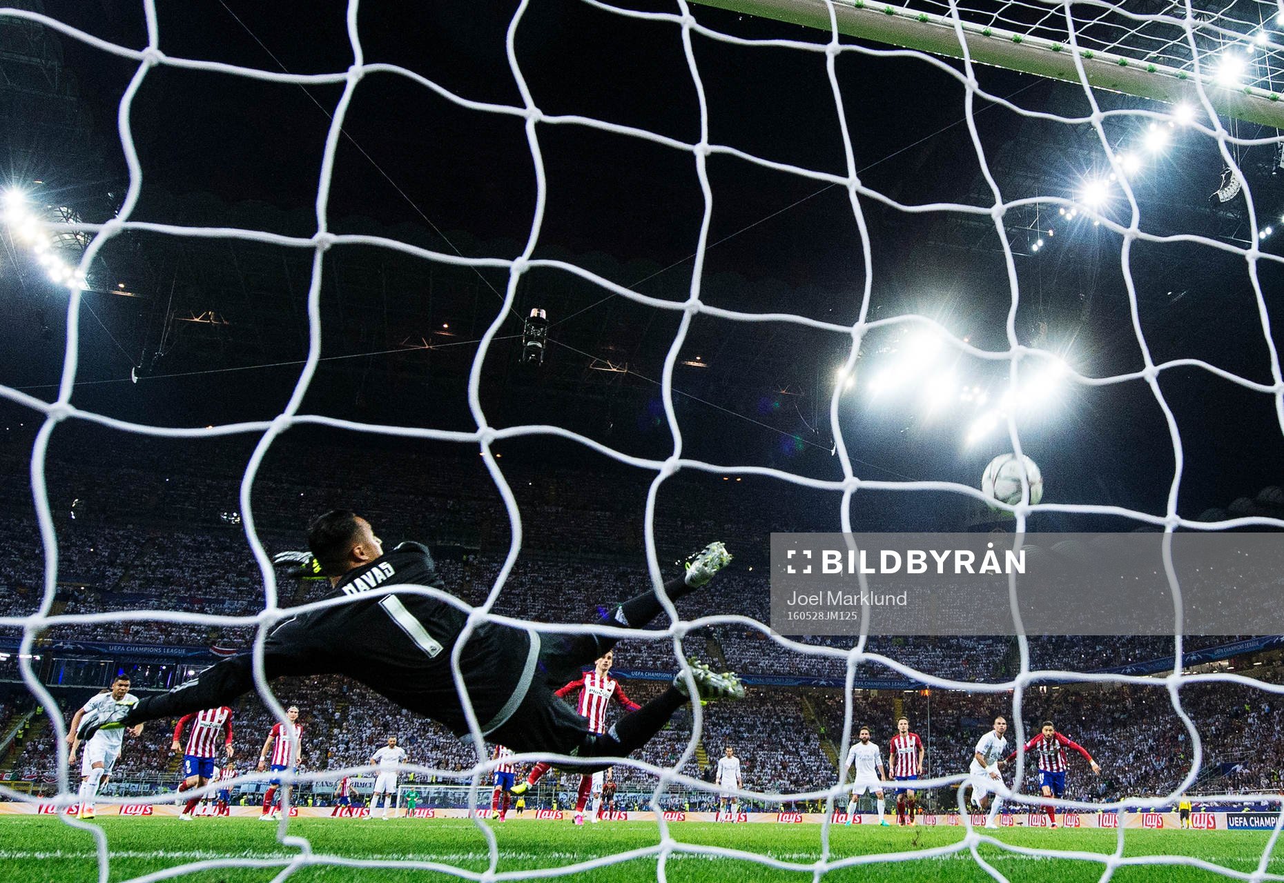 Atletico Madrids Antoine Griezmann skjuter bollen i ribban