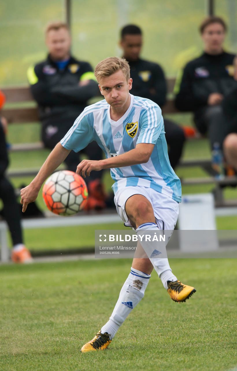 IFK Hässleholms Erik Åberg i matchen i division 2 mellan