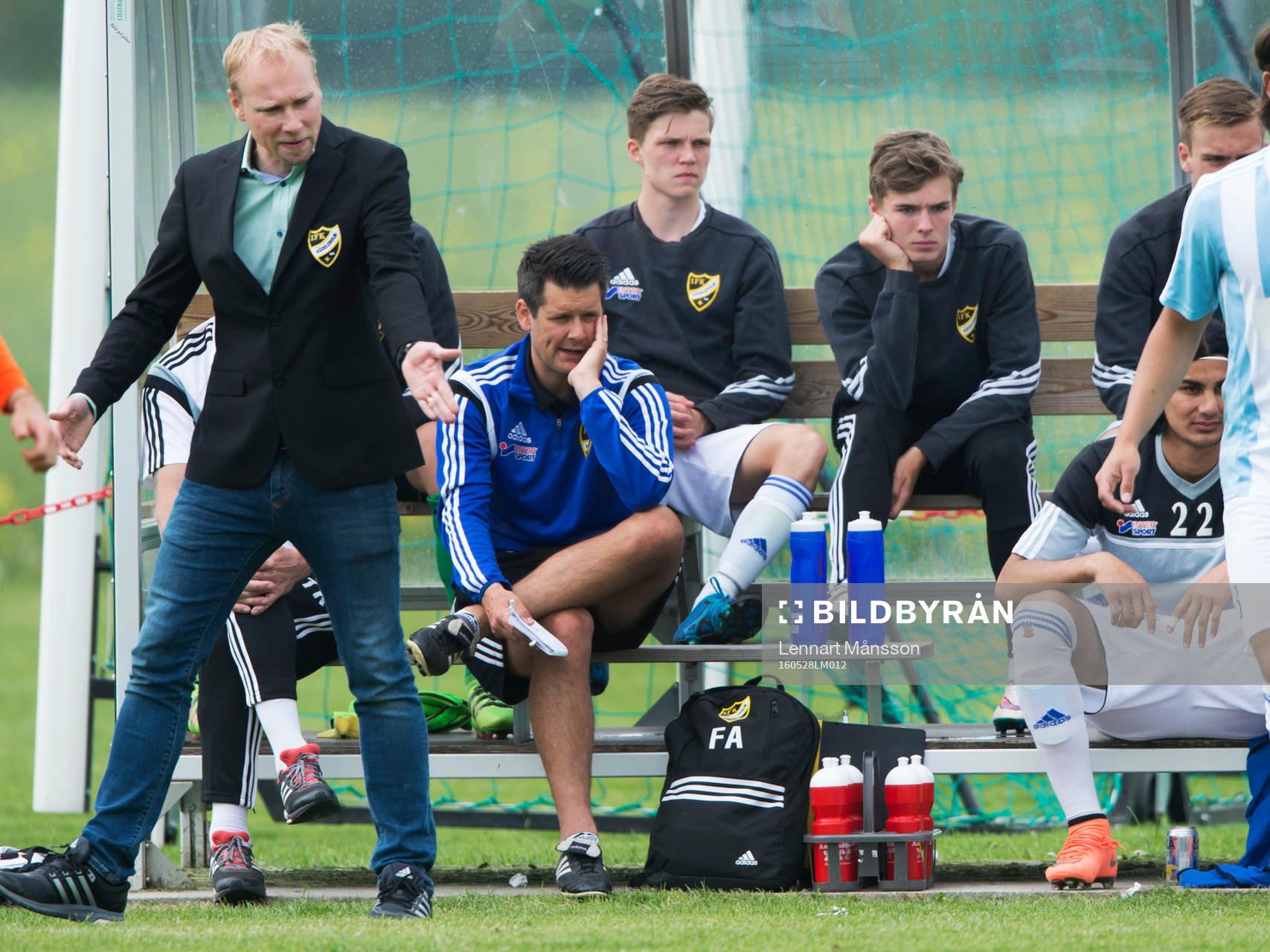 IFK Hässleholms tränare Daniel Nilsson och Fredrik Ahlgren i matchen i division 2 mellan Torn och IFK Hässleholm 28 maj  2016.