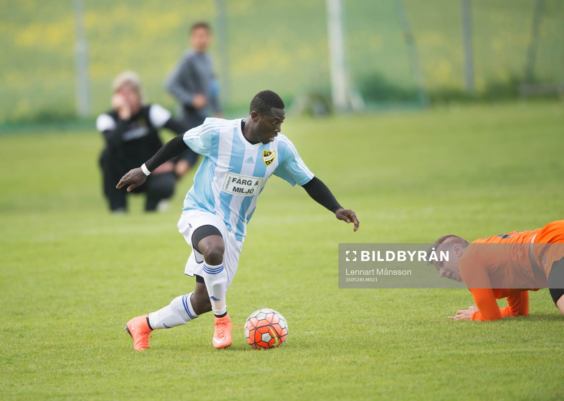 IFK Hässleholms Mike Andrew lurar Torn-försvaret och gör 2-3 i matchen i division 2 mellan Torn och IFK Hässleholm 28 maj  2016.