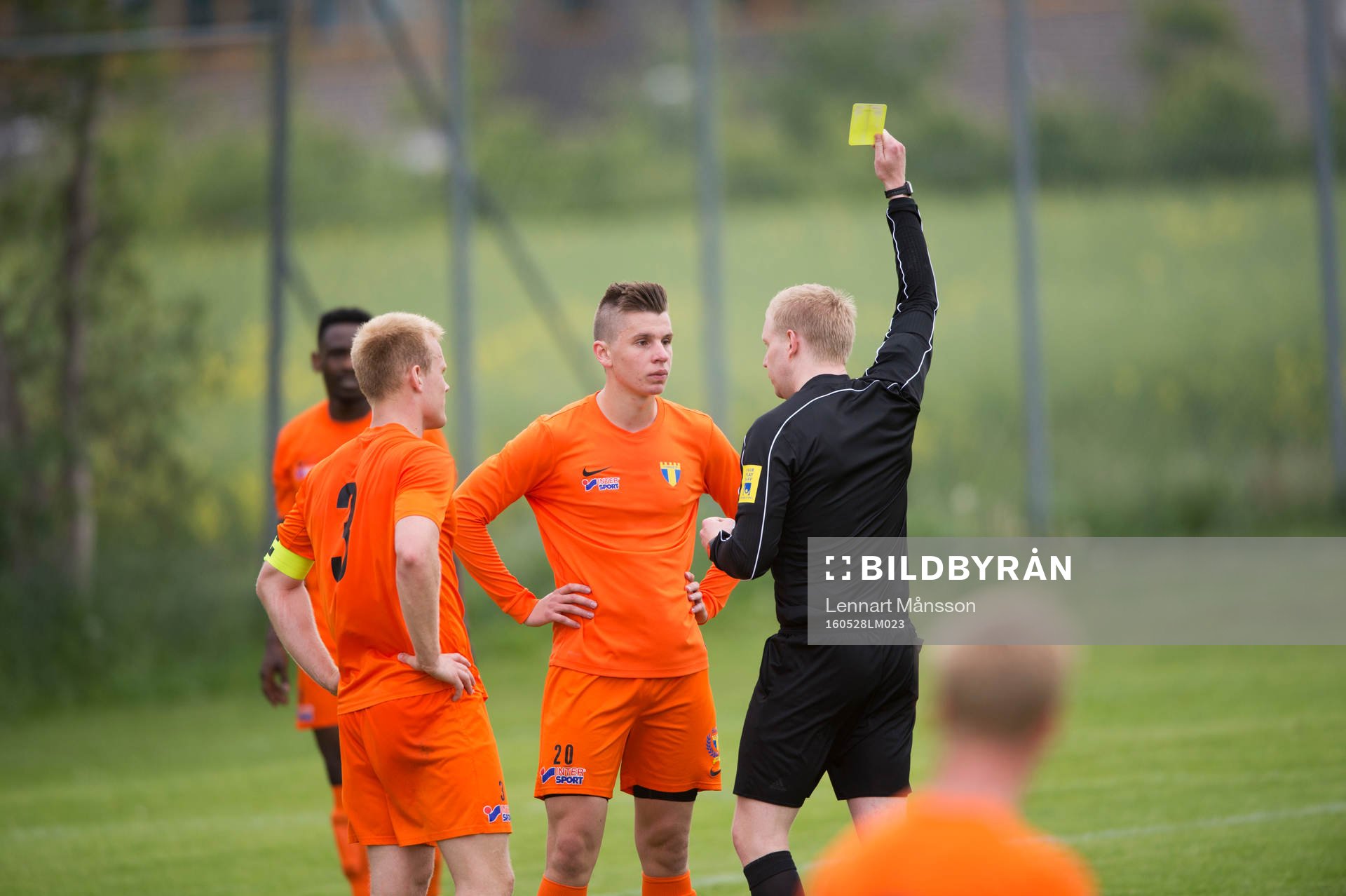Domaren ger Torn varning i matchen i division 2 mellan Torn