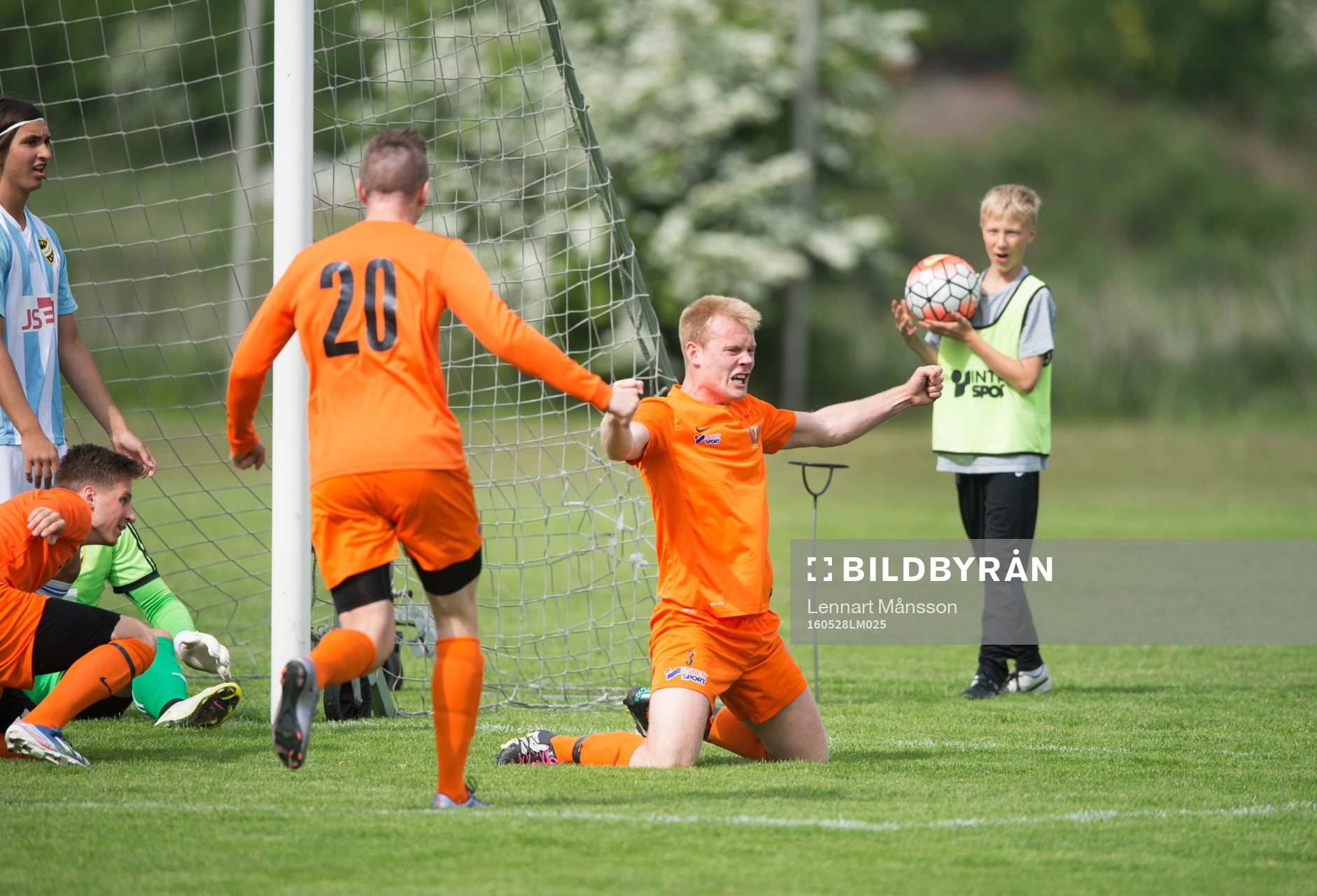 Torn har gjort 1-0 och jublar 1-0 i matchen i division 2