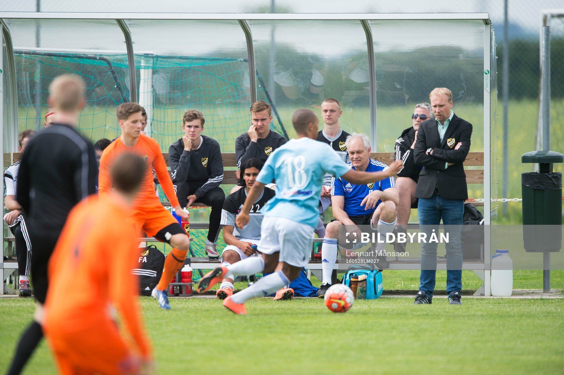 IFK-bänken med tränaren Daniel Nilsson i spetsen ser Kevin Thompson vinna bollen i matchen i division 2 mellan Torn och IFK Hässleholm 28 maj 2016.