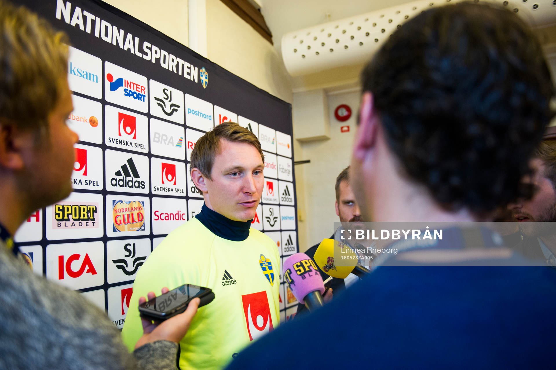 Kim Källström pratar med media i mixed zone