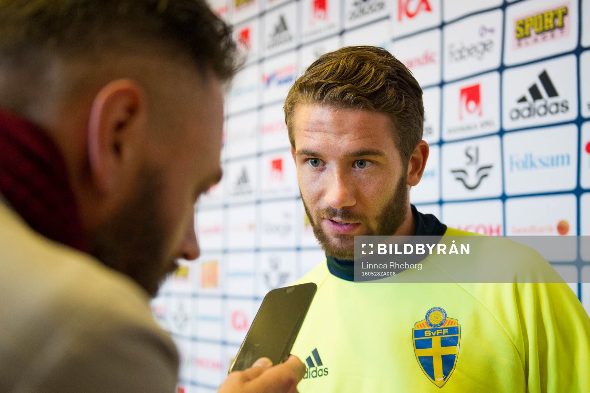 Marcus Rohdén pratar med media