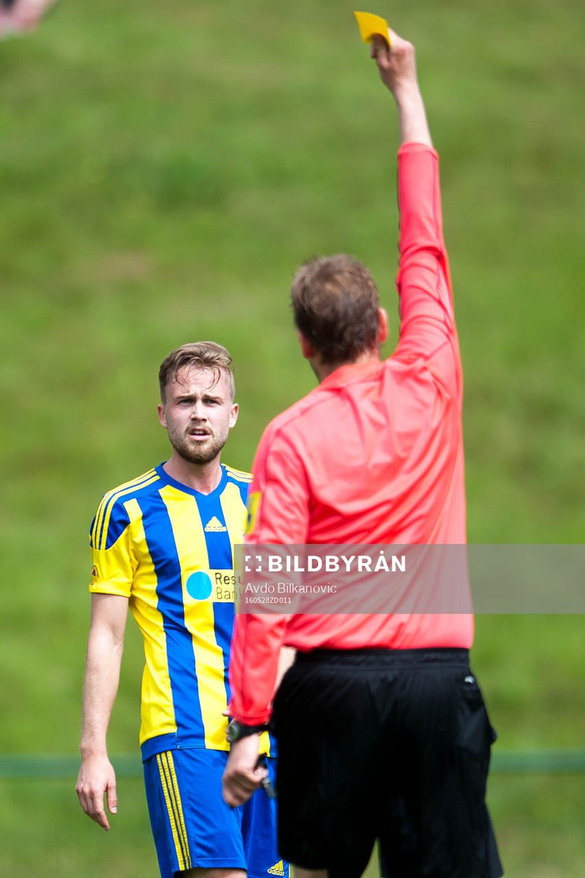 Eskilsminnes Marcus Andersson varnas av domaren Niklas